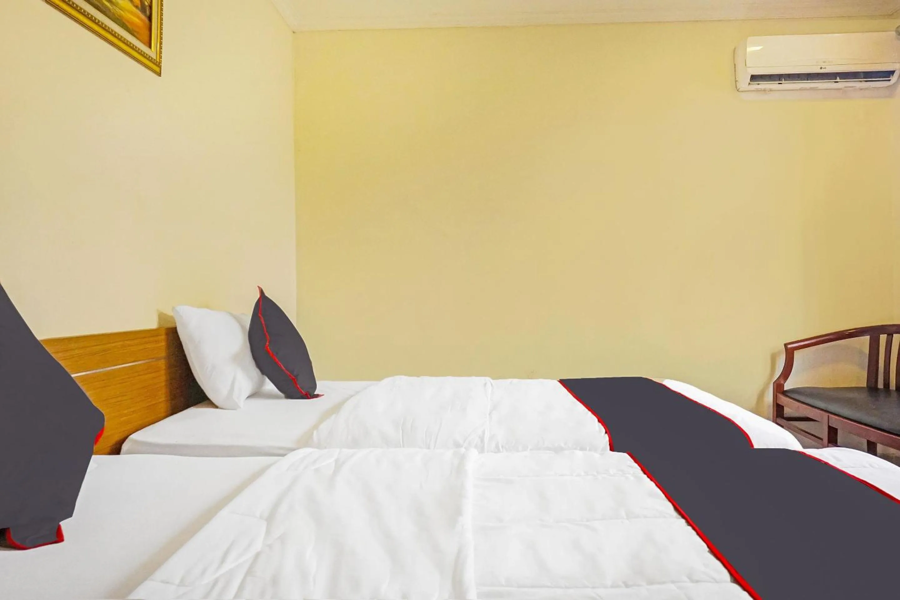 Bedroom, Bed in Collection O 91409 Hotel Fiducia Otista 153 - 157