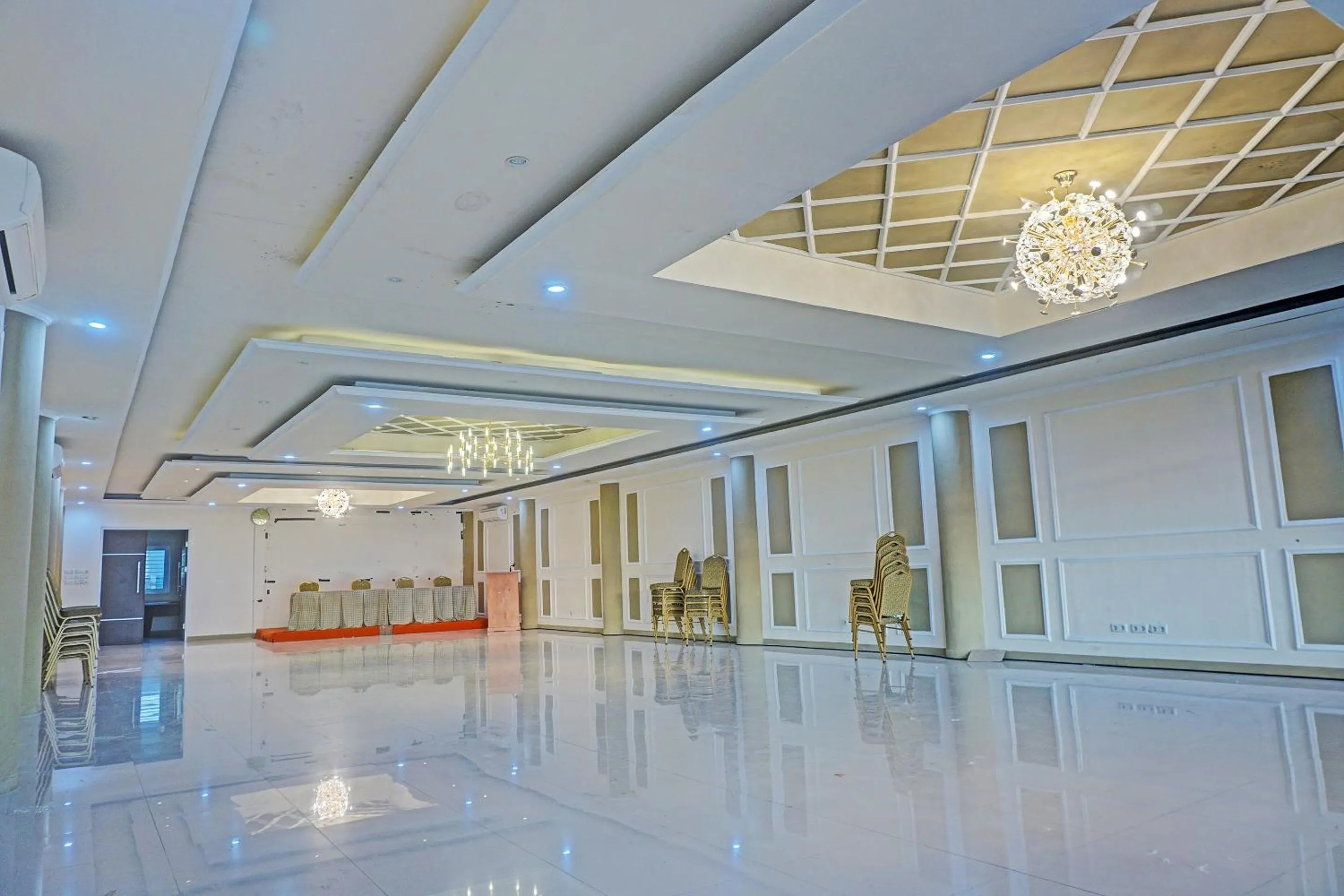 Lobby or reception in Collection O 91414 Hotel Marina Beach