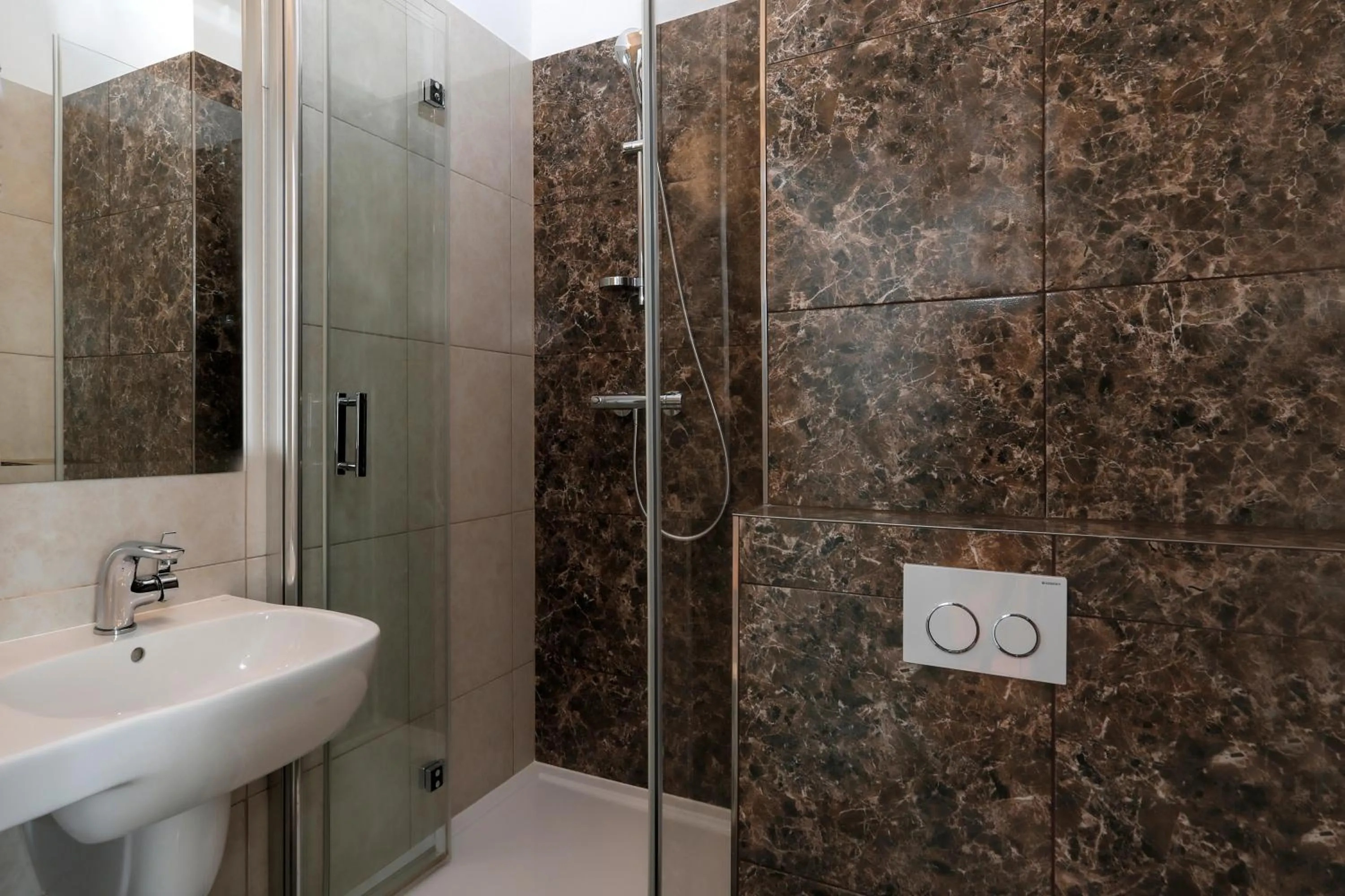 Shower in Dom Muzyka