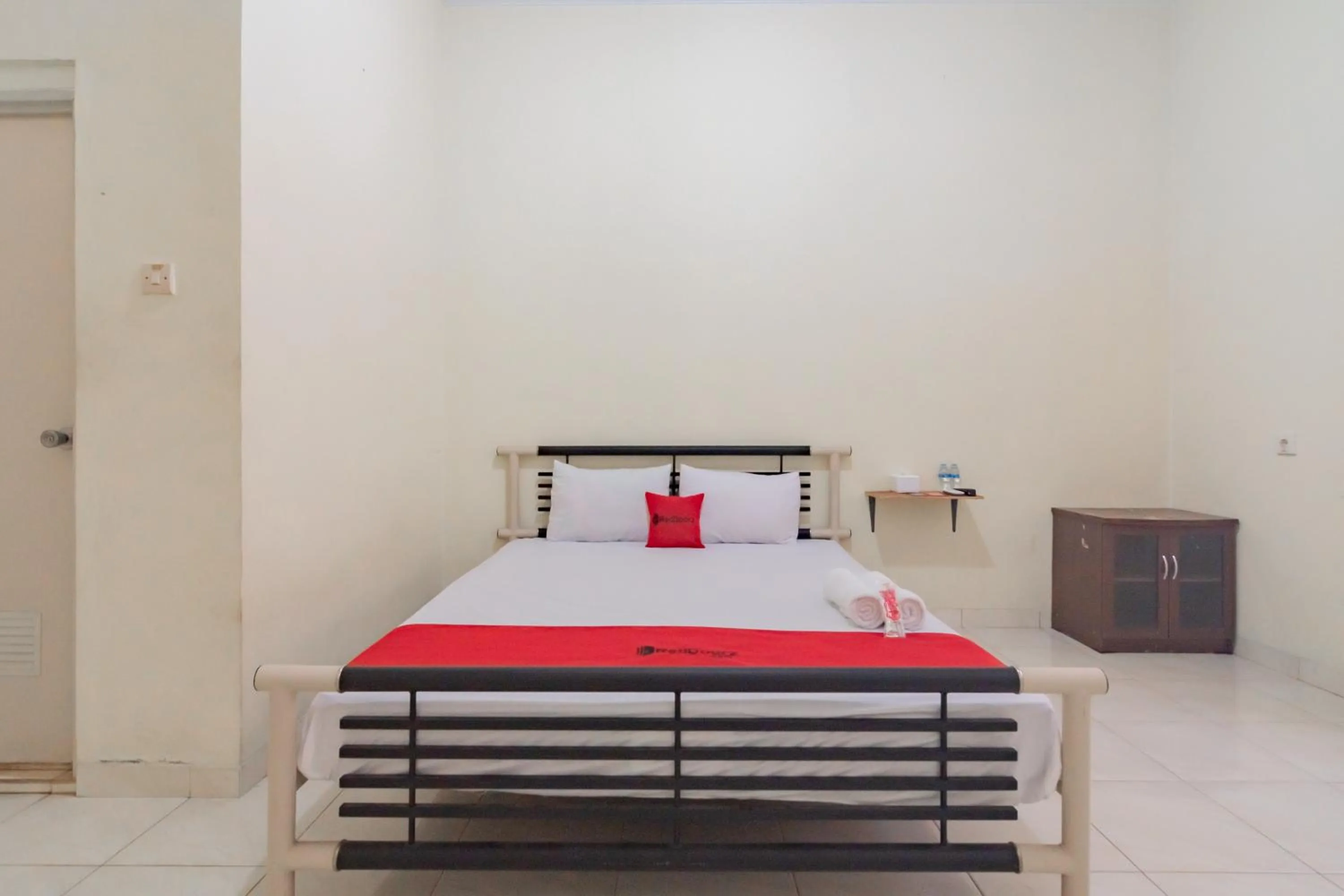 Bedroom, Bed in RedDoorz Syariah near Tugu Pandanwangi Cianjur