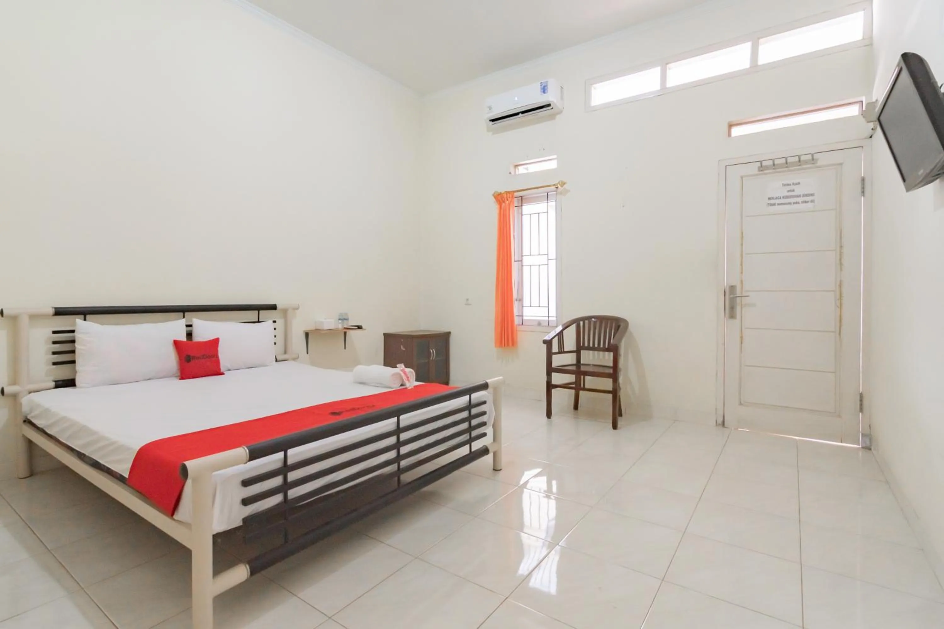 Bedroom, Bed in RedDoorz Syariah near Tugu Pandanwangi Cianjur