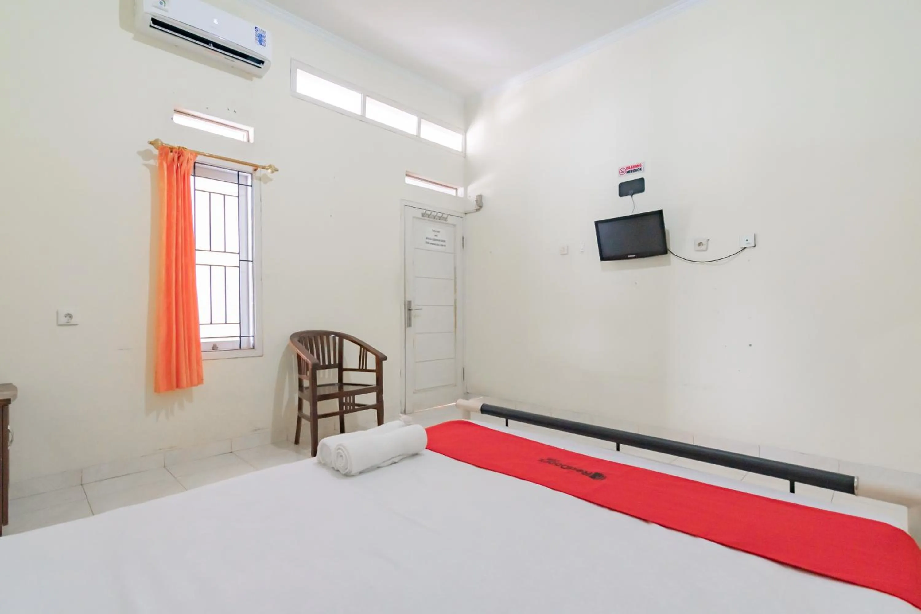 Bedroom, Bed in RedDoorz Syariah near Tugu Pandanwangi Cianjur
