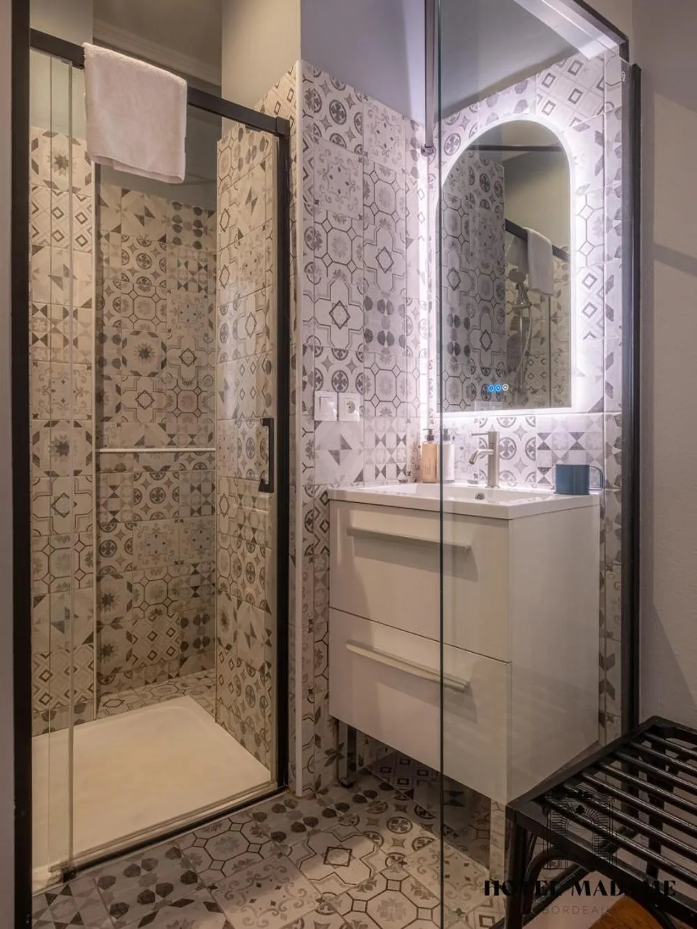 Shower in Hôtel Madame