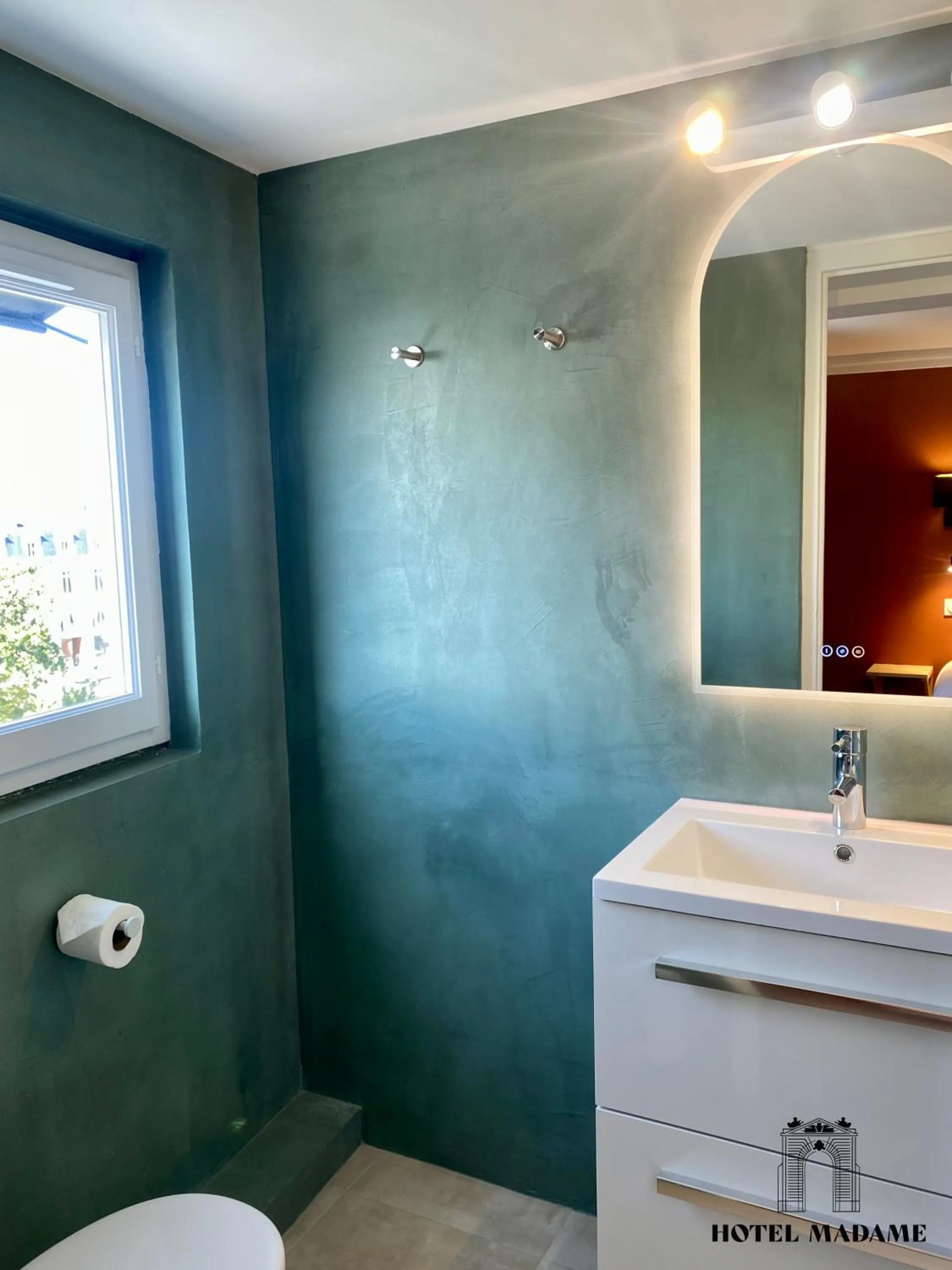 Toilet in Hôtel Madame