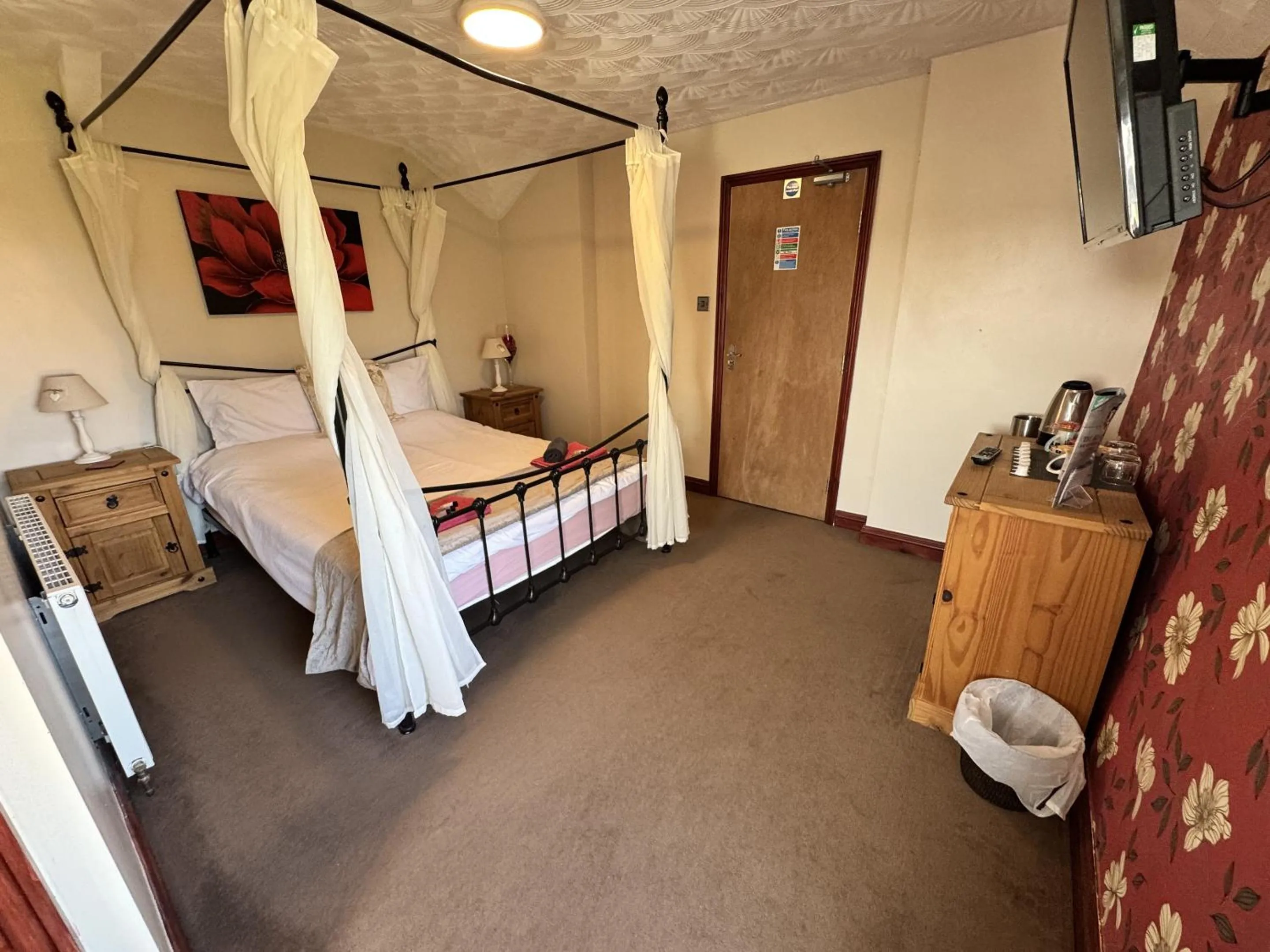 Bedroom, Bed in The Kings Head inn