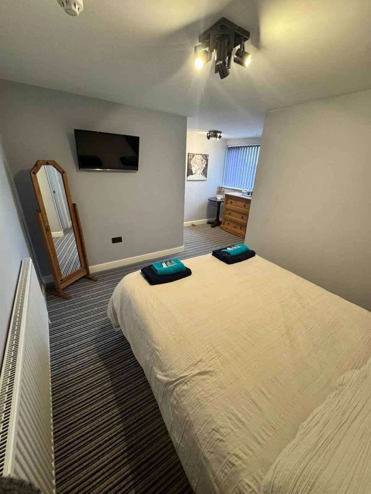 Bedroom, Bed in The Kings Head inn