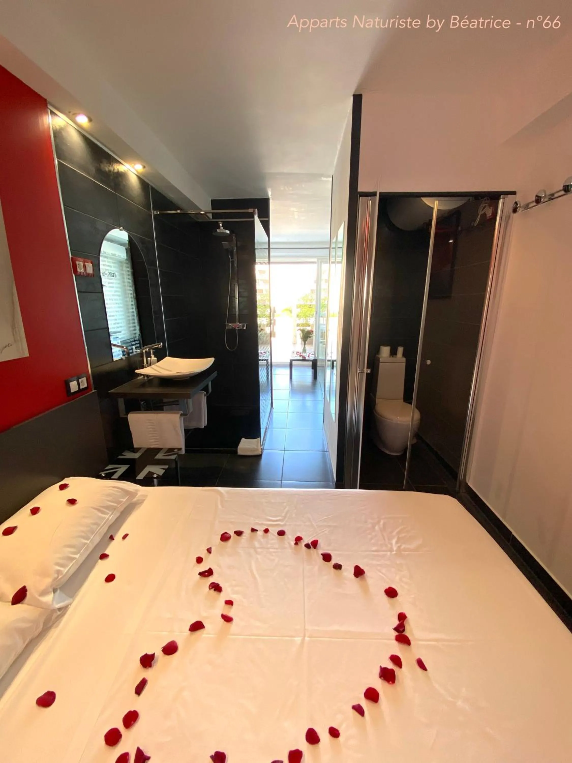 Photo of the whole room, Bed in Studios Port Nature village Naturiste