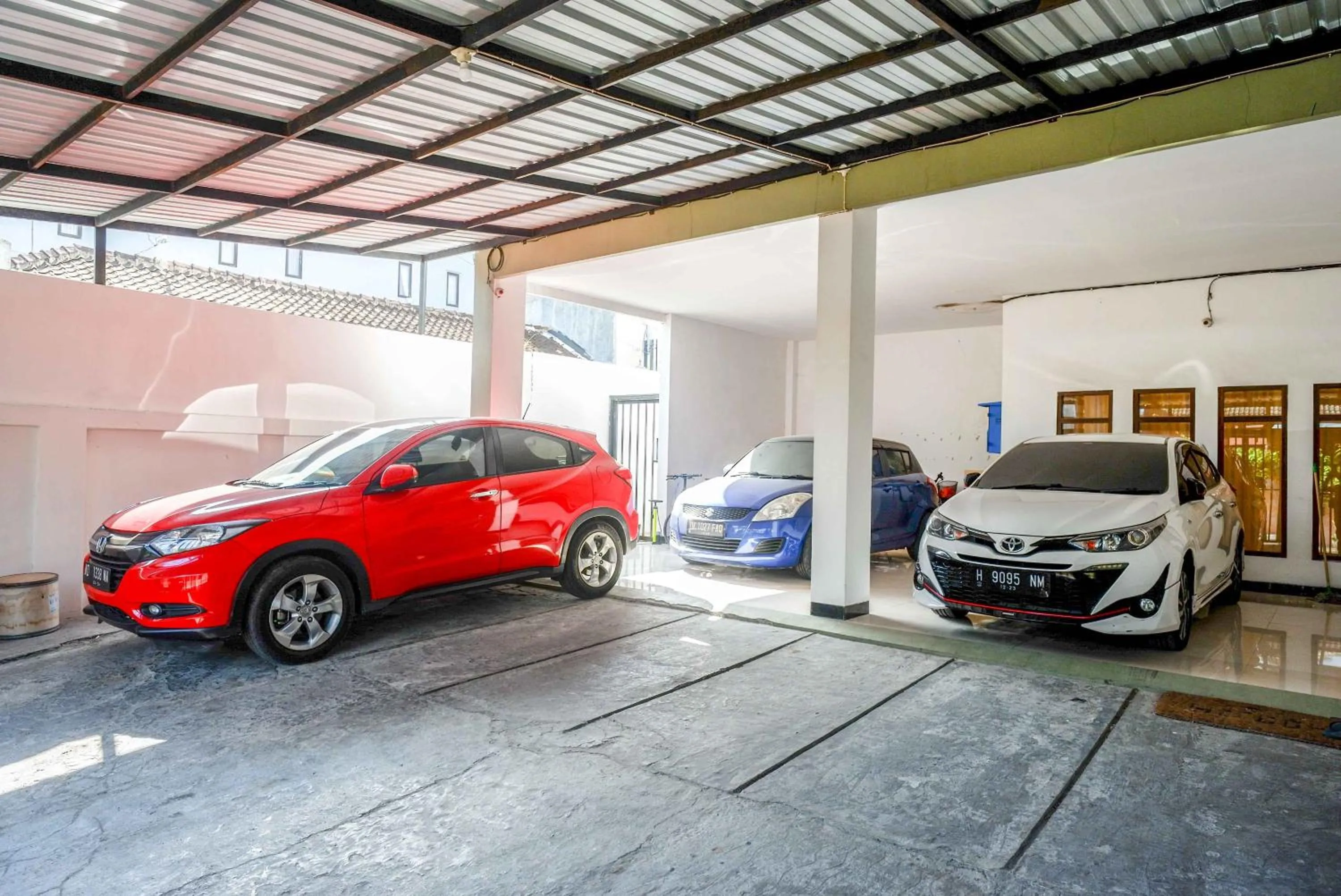 Parking in RedDoorz @ Kratonan Solo