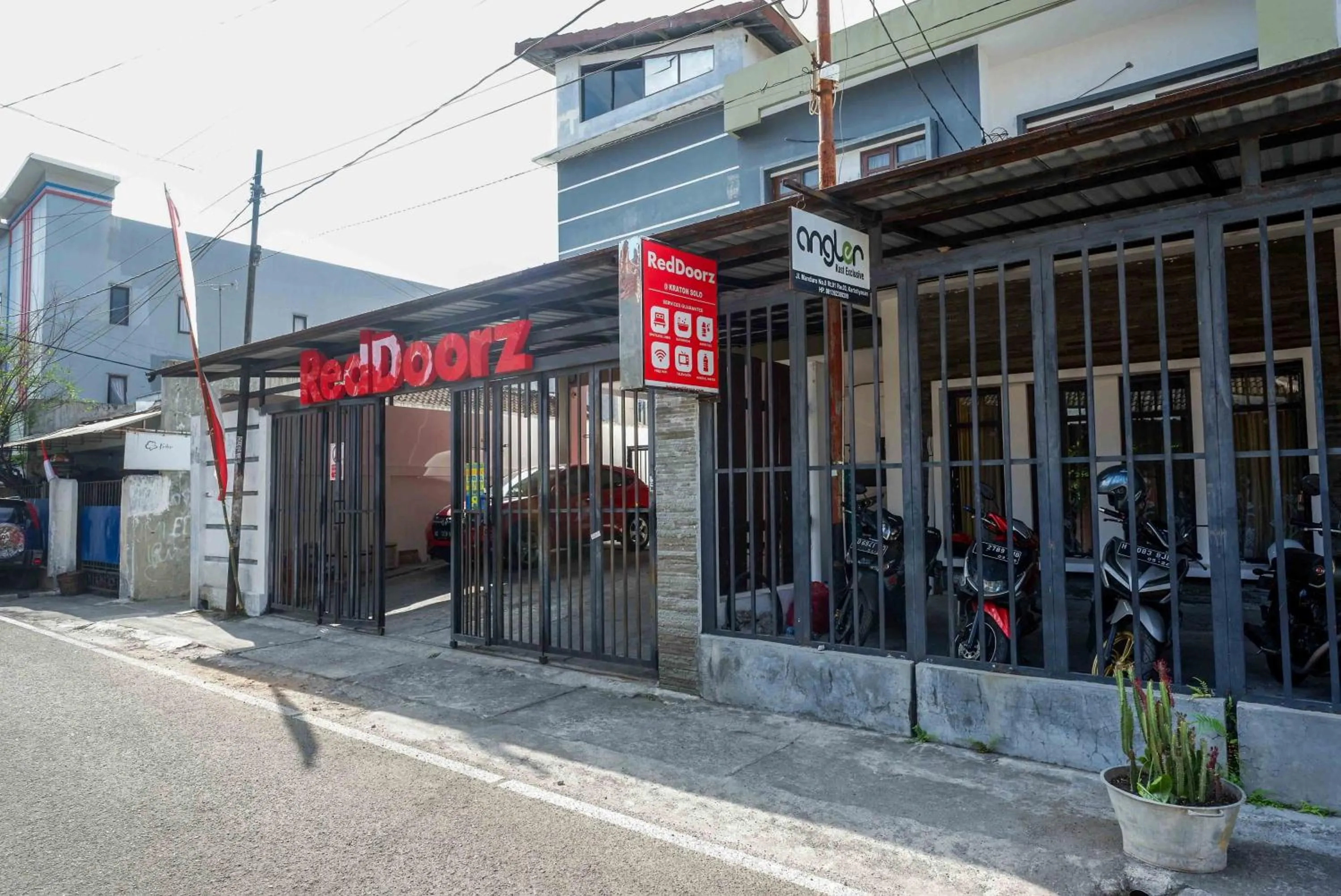 Property logo or sign in RedDoorz @ Kratonan Solo