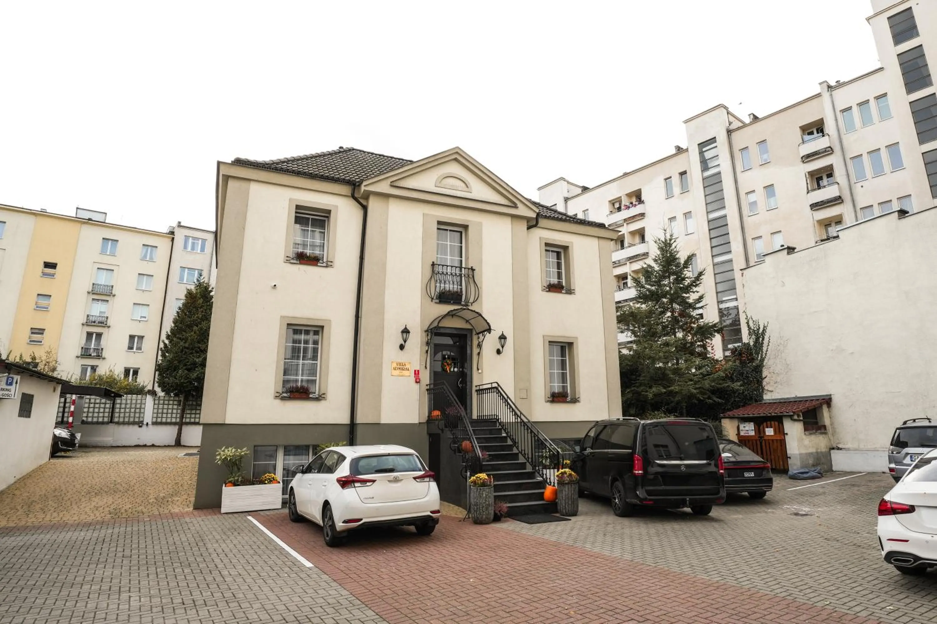 Property building in Villa Admiral