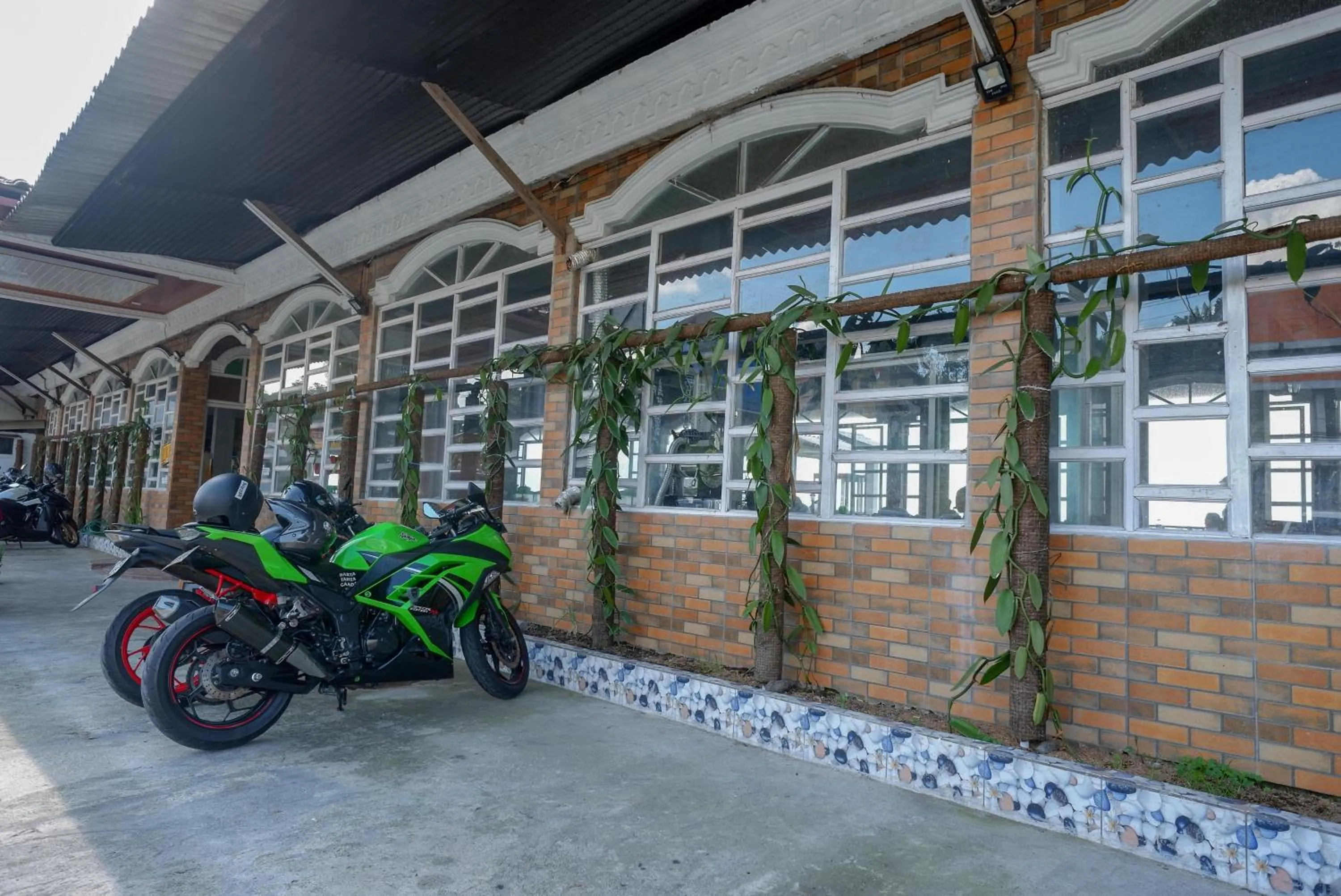 Parking in Urbanview Hotel Mountain Palace Kopeng