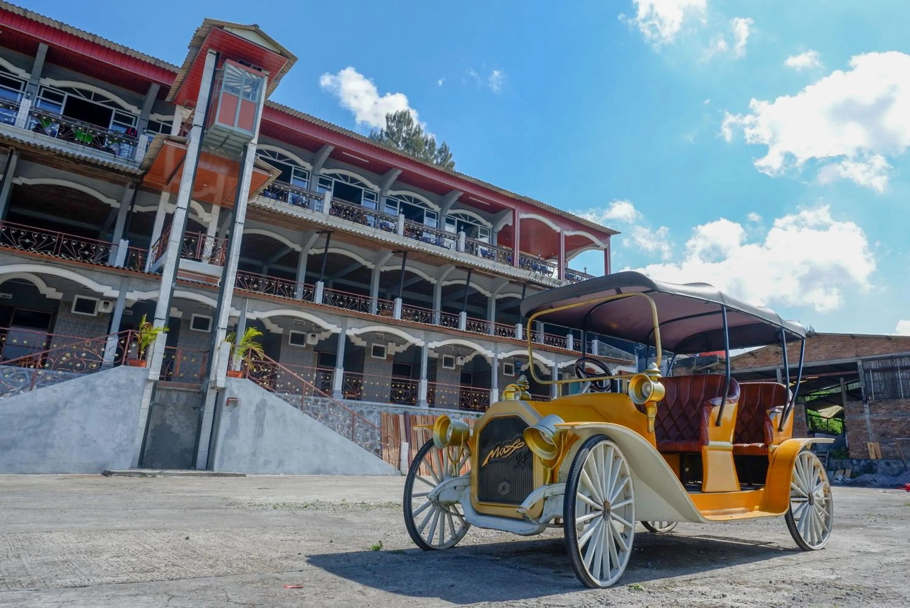 Facade/entrance in Urbanview Hotel Mountain Palace Kopeng
