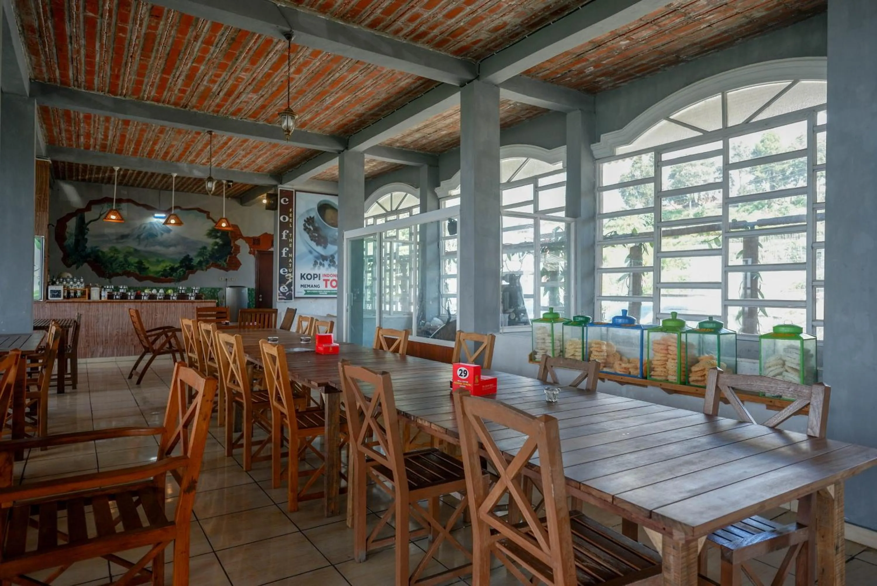 Seating area in Urbanview Hotel Mountain Palace Kopeng