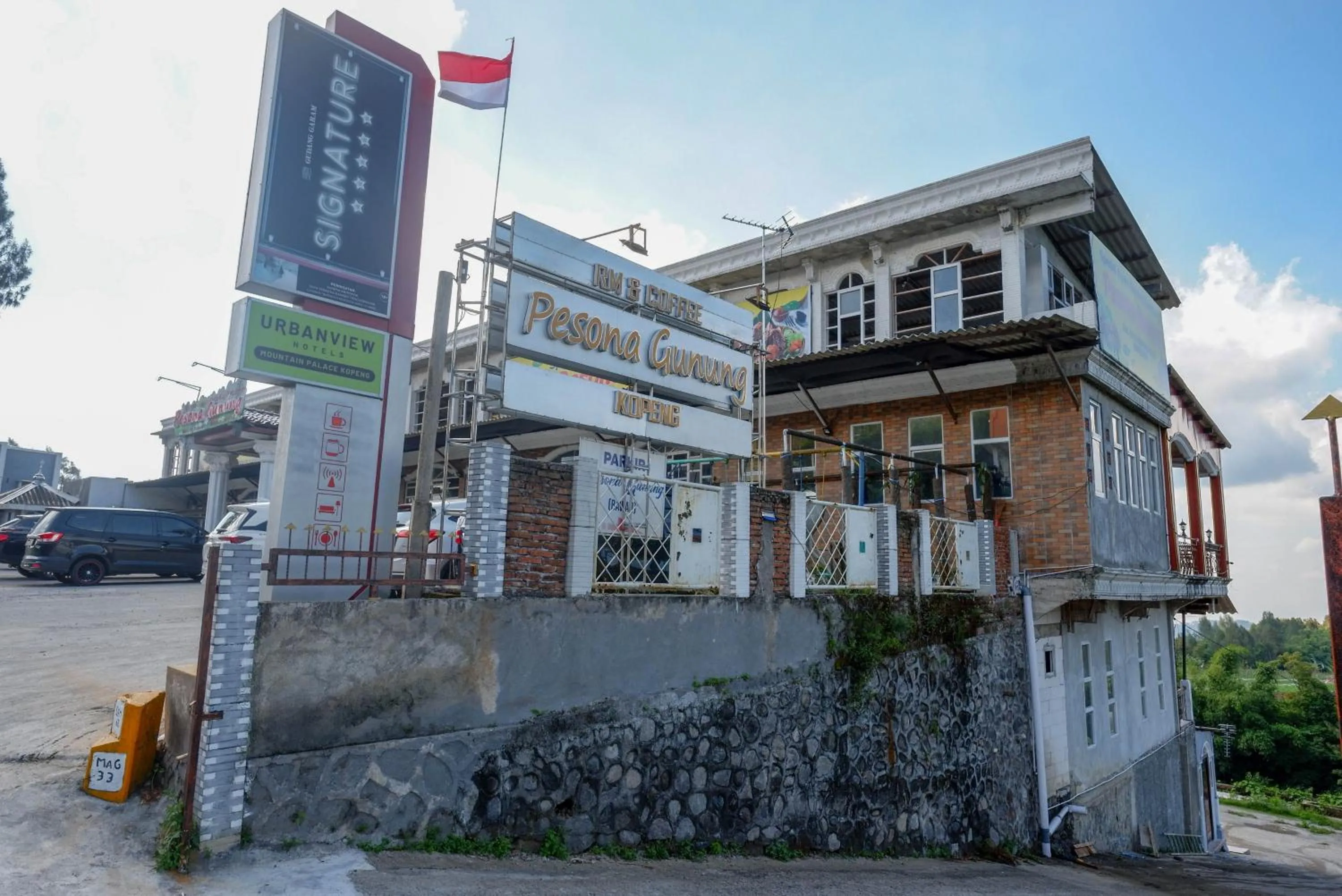 Facade/entrance in Urbanview Hotel Mountain Palace Kopeng