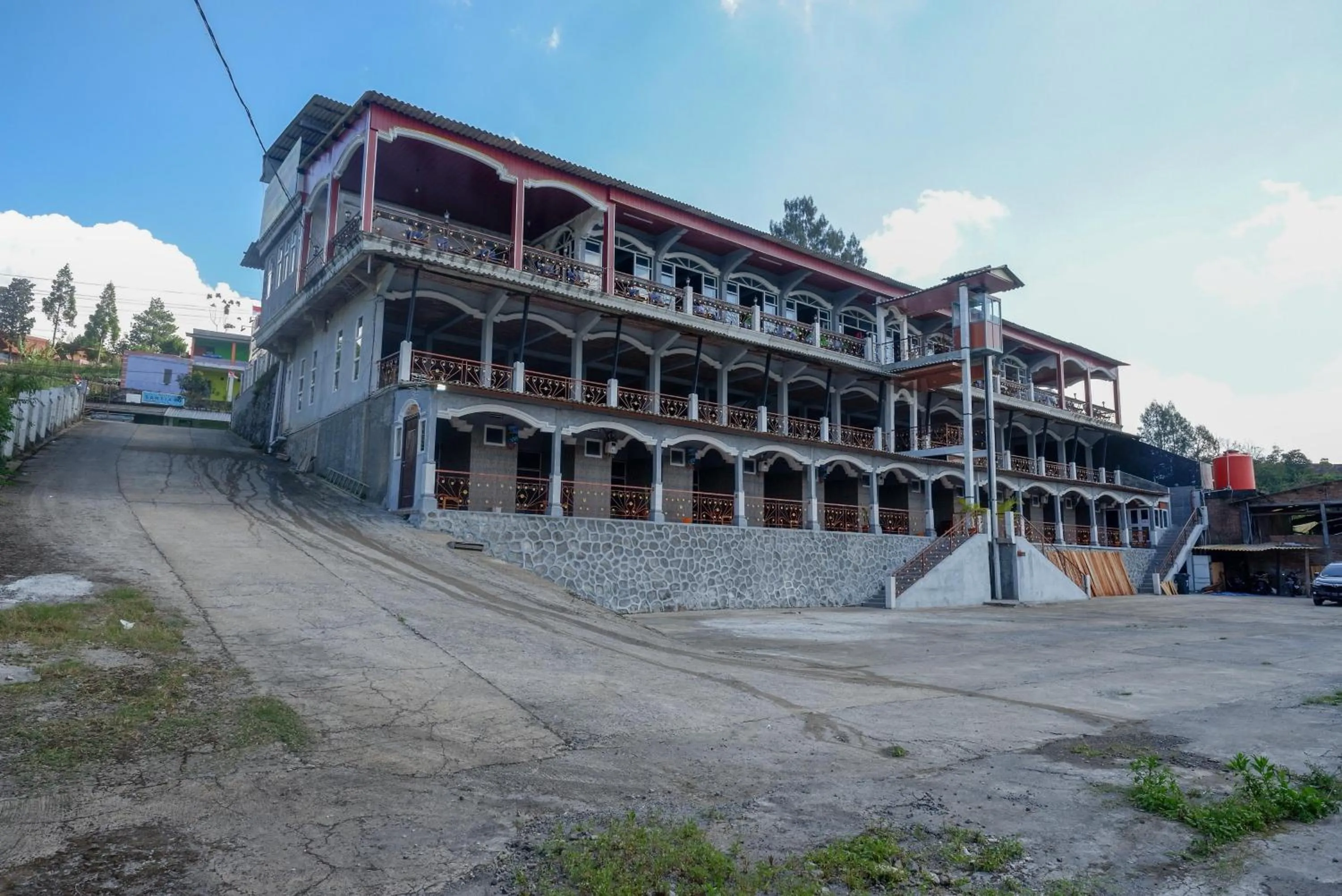 Facade/entrance in Urbanview Hotel Mountain Palace Kopeng