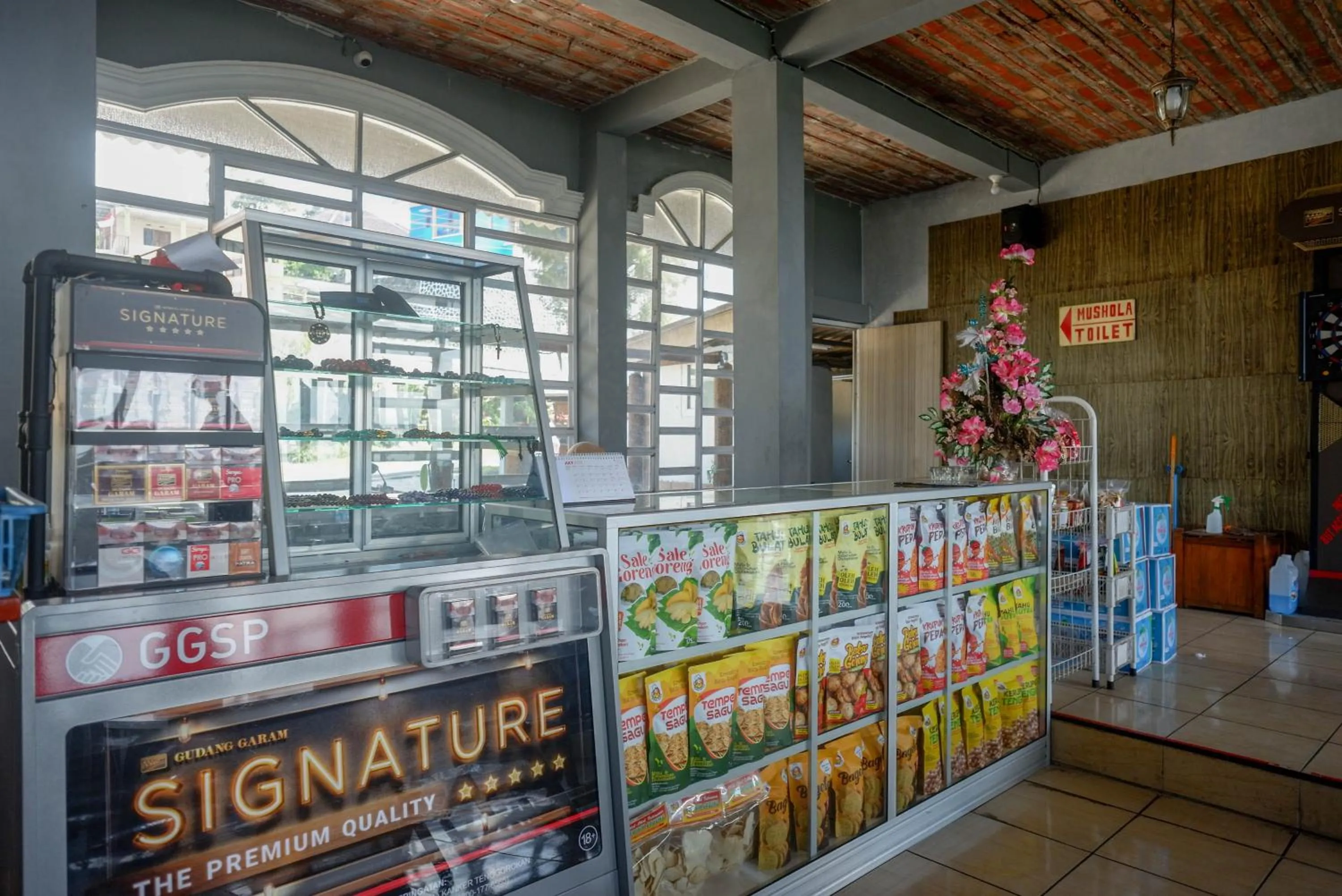 Restaurant/places to eat in Urbanview Hotel Mountain Palace Kopeng