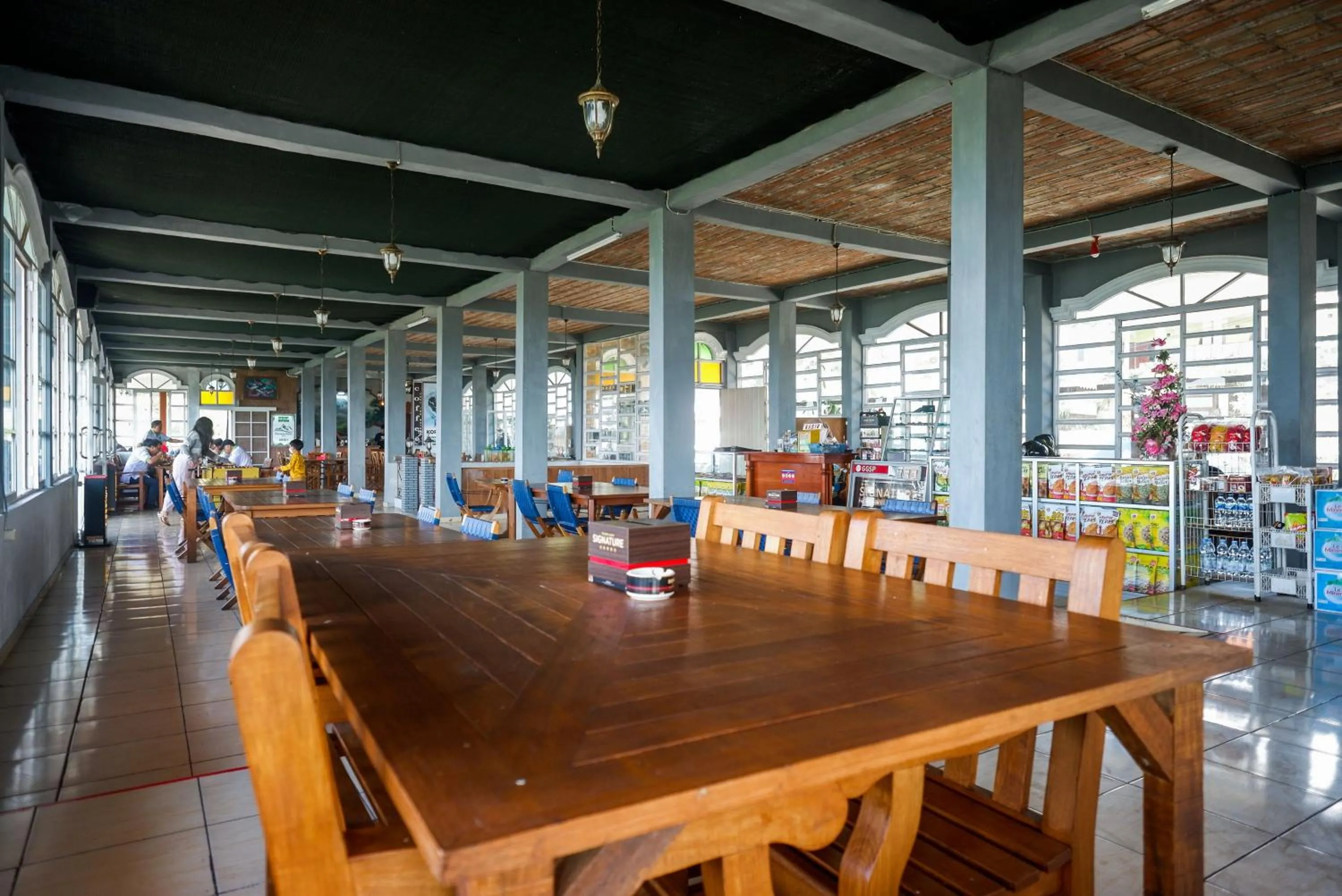 Restaurant/places to eat in Urbanview Hotel Mountain Palace Kopeng