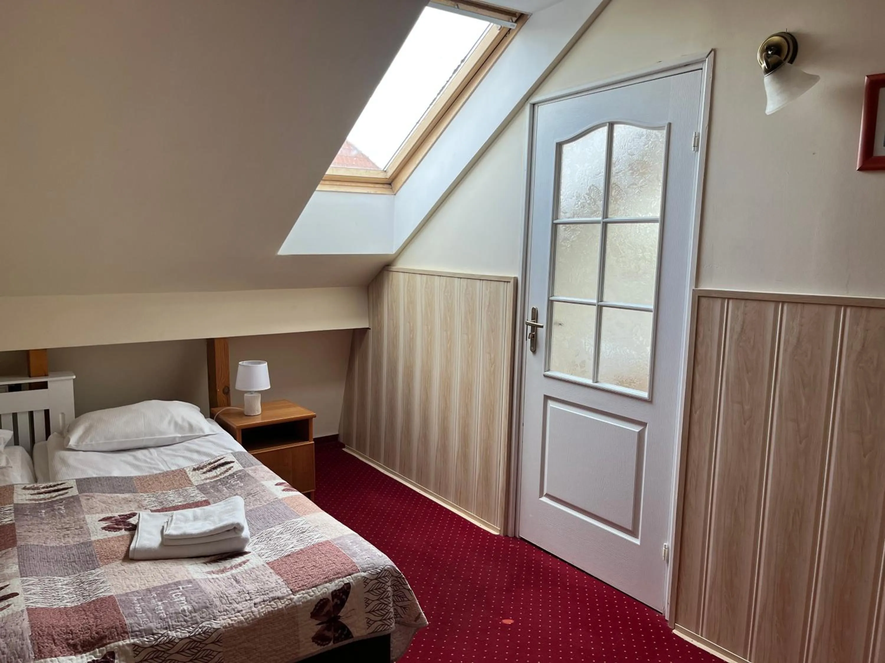 Bathroom, Bed in Prohibicja Peter's Pub