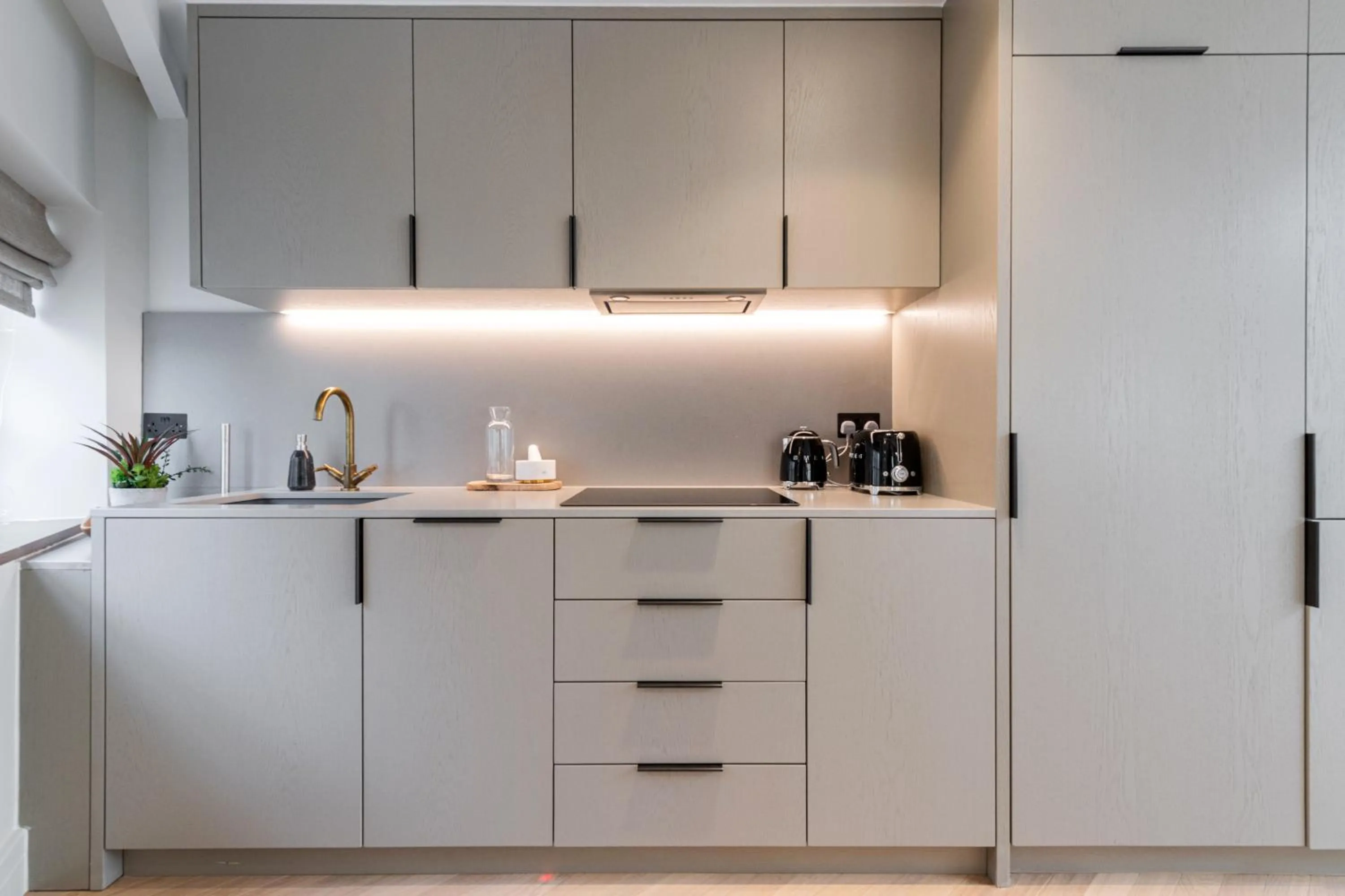 Kitchen or kitchenette in Covent Garden Piazza by Stayo