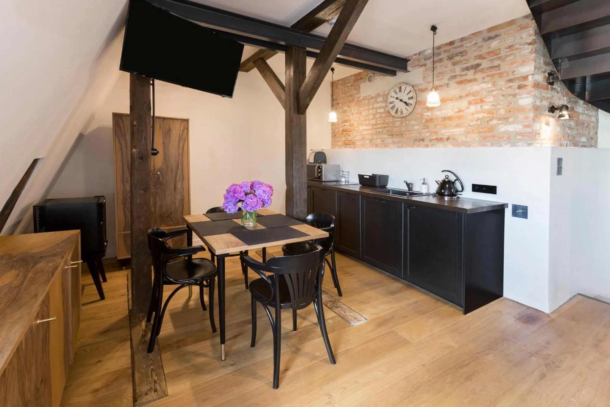 Kitchen or kitchenette in Antique Apartments Plac Szczepański