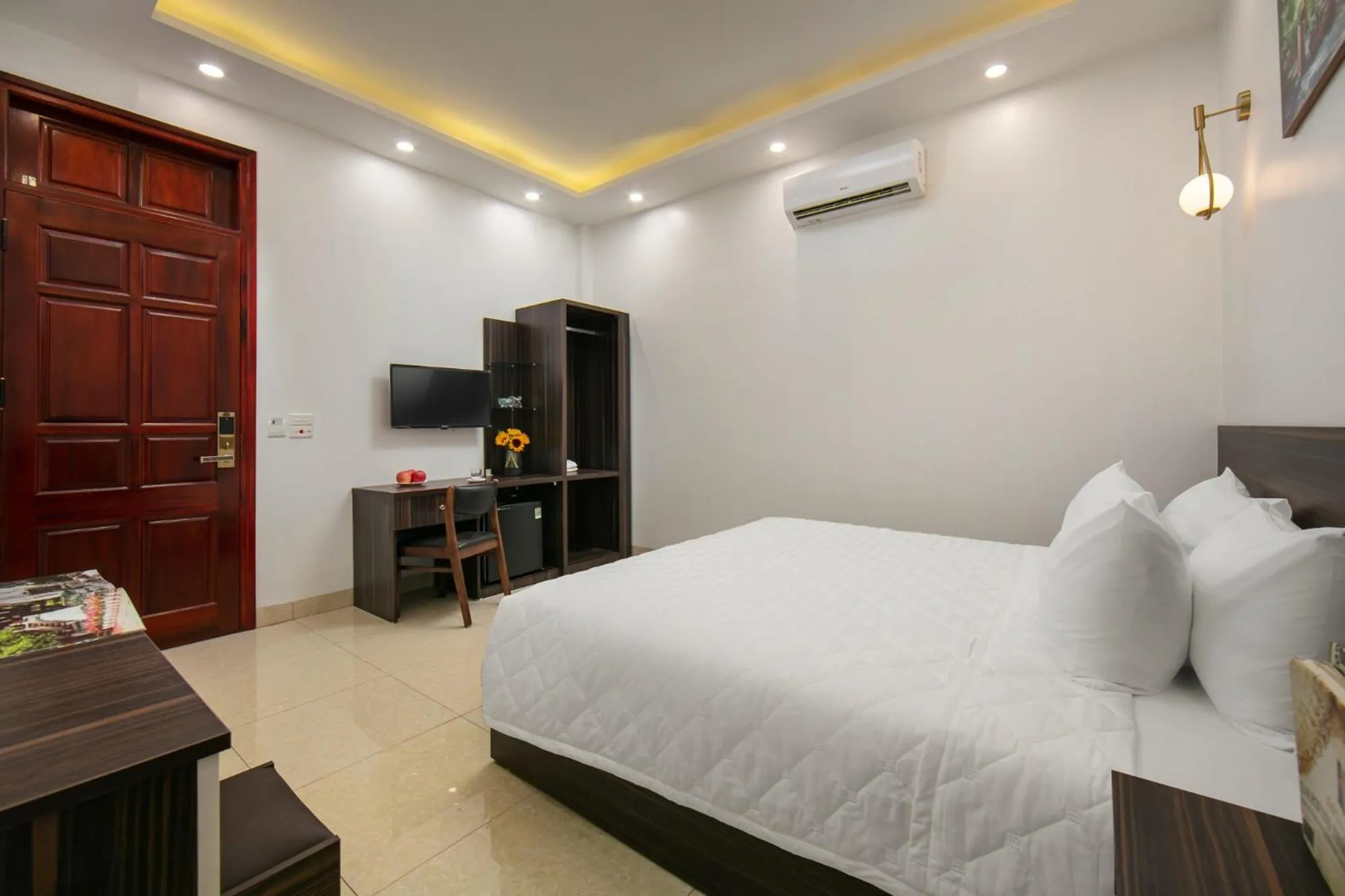 Communal lounge/ TV room, Bed in Hanoi Airport Suites Hostel & Travel