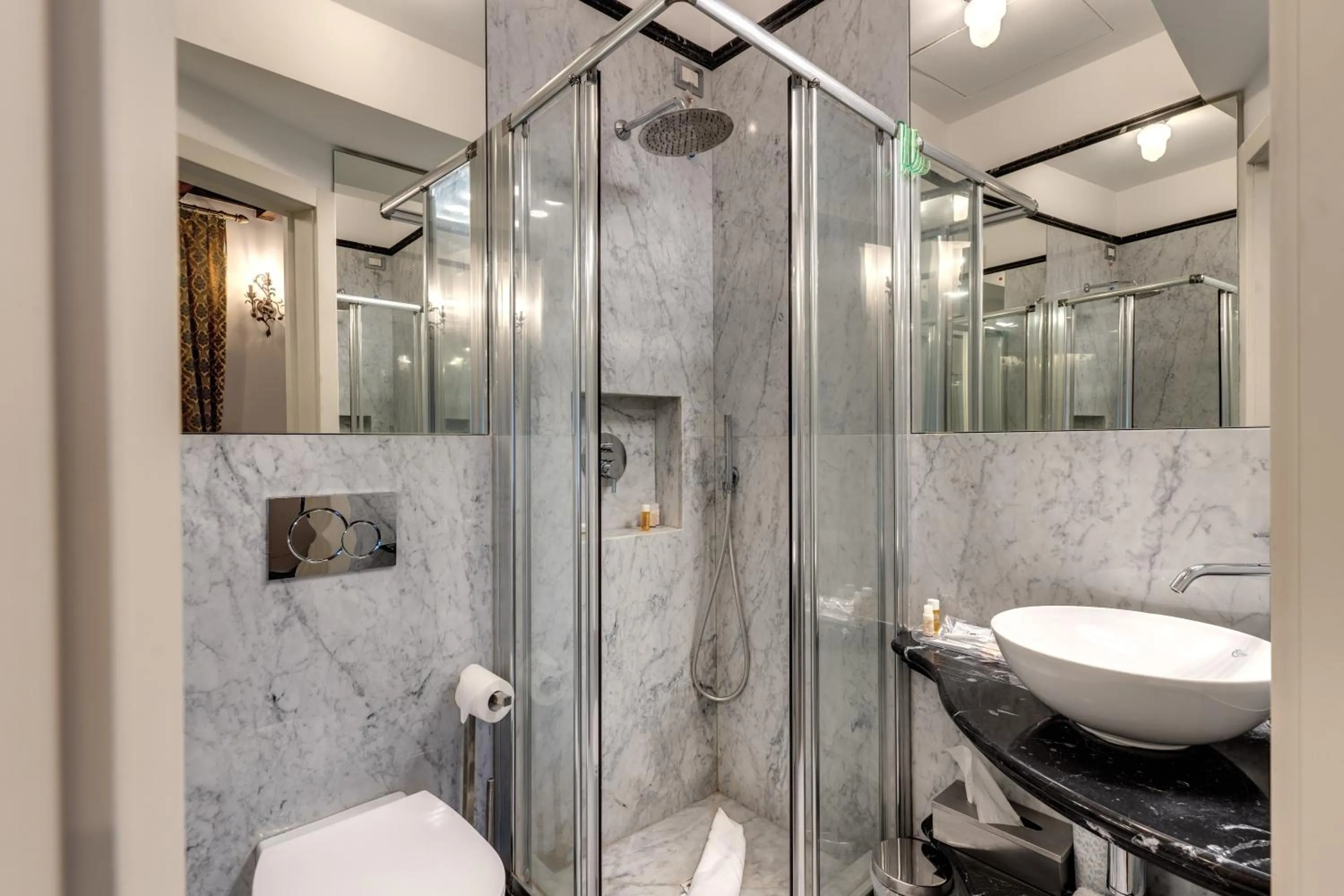 Shower in Hotel Santa Marta Suites