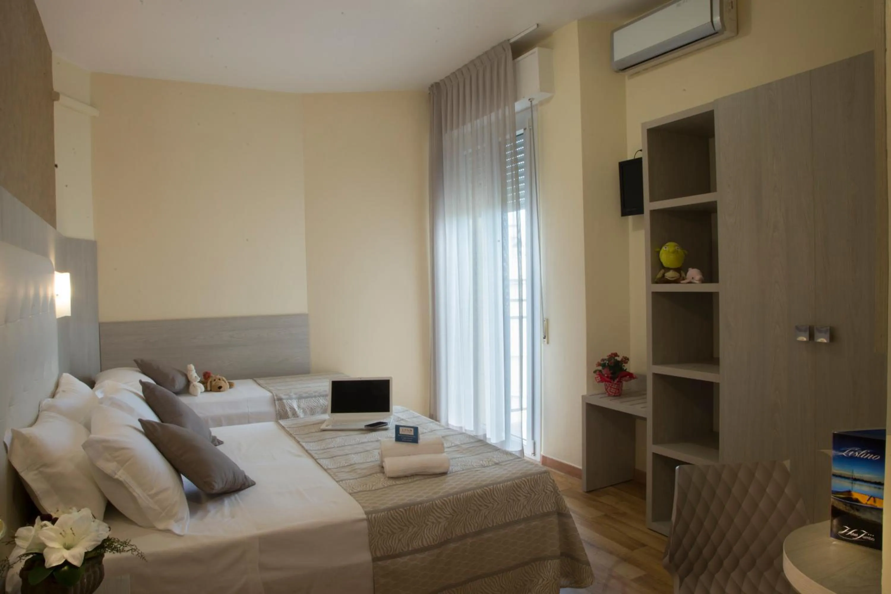 Photo of the whole room in Hotel Jumbo