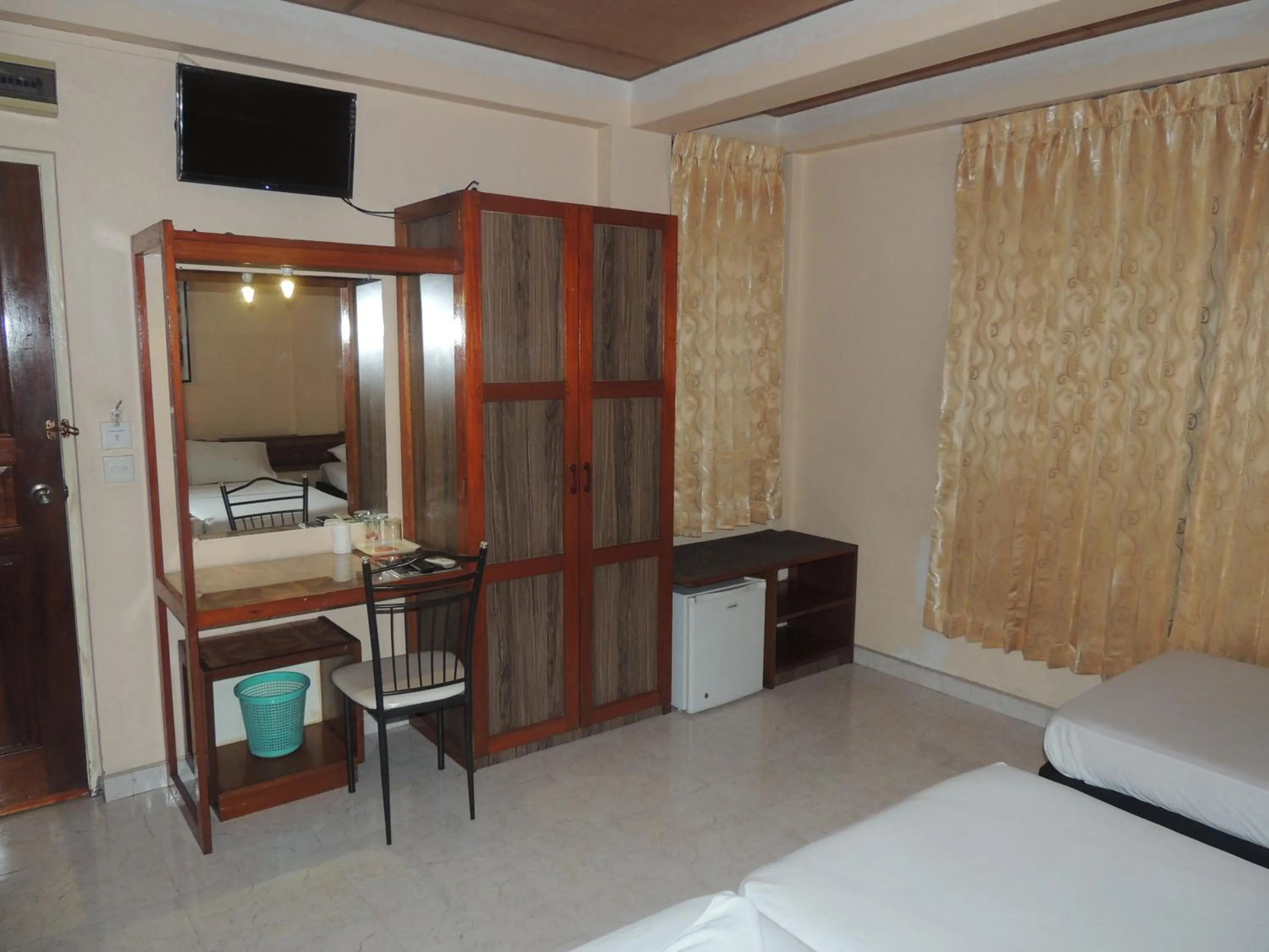 Photo of the whole room, Bed in Off Day Inn