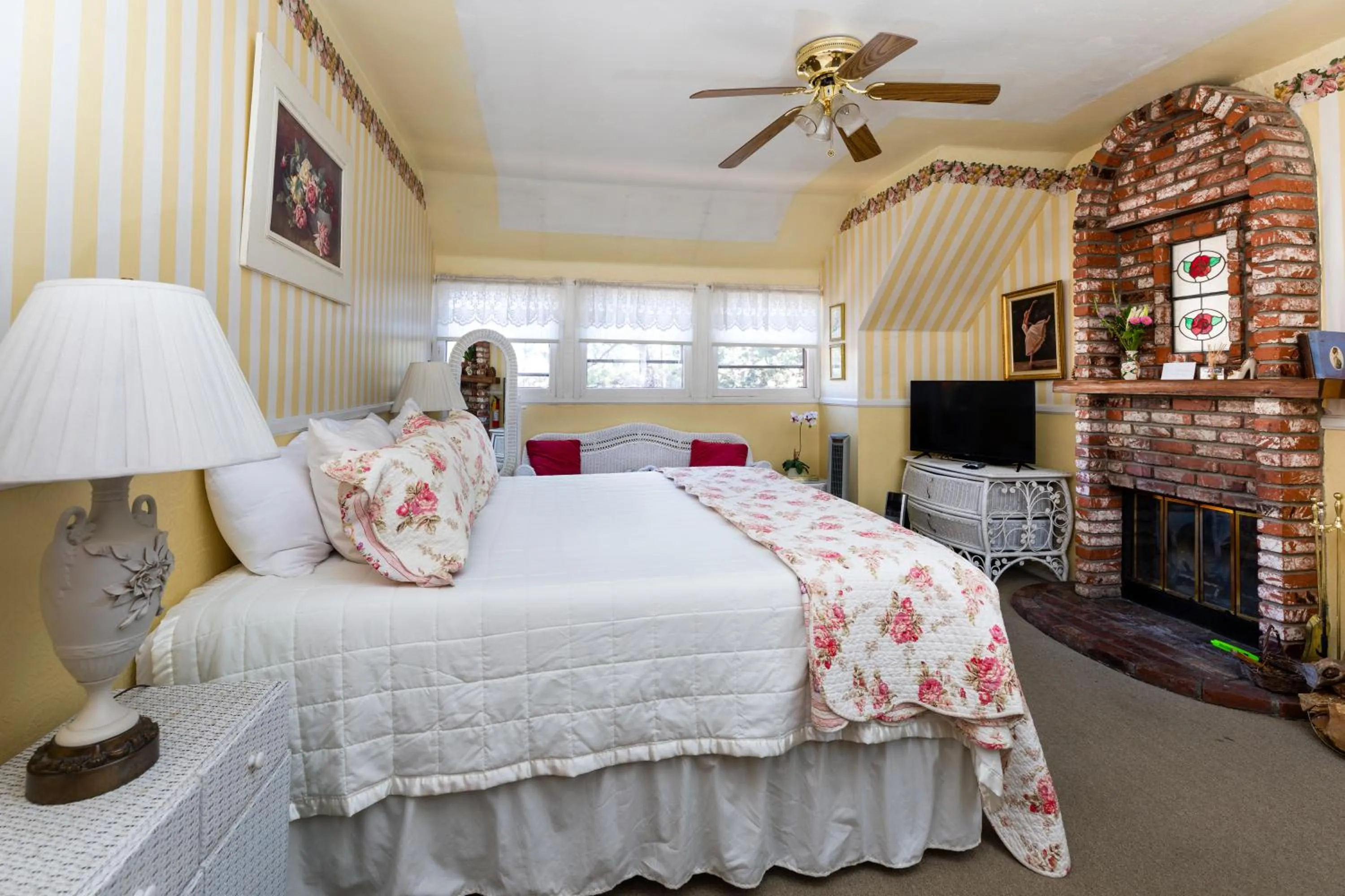 Photo of the whole room, Bed in Gold Mountain Manor