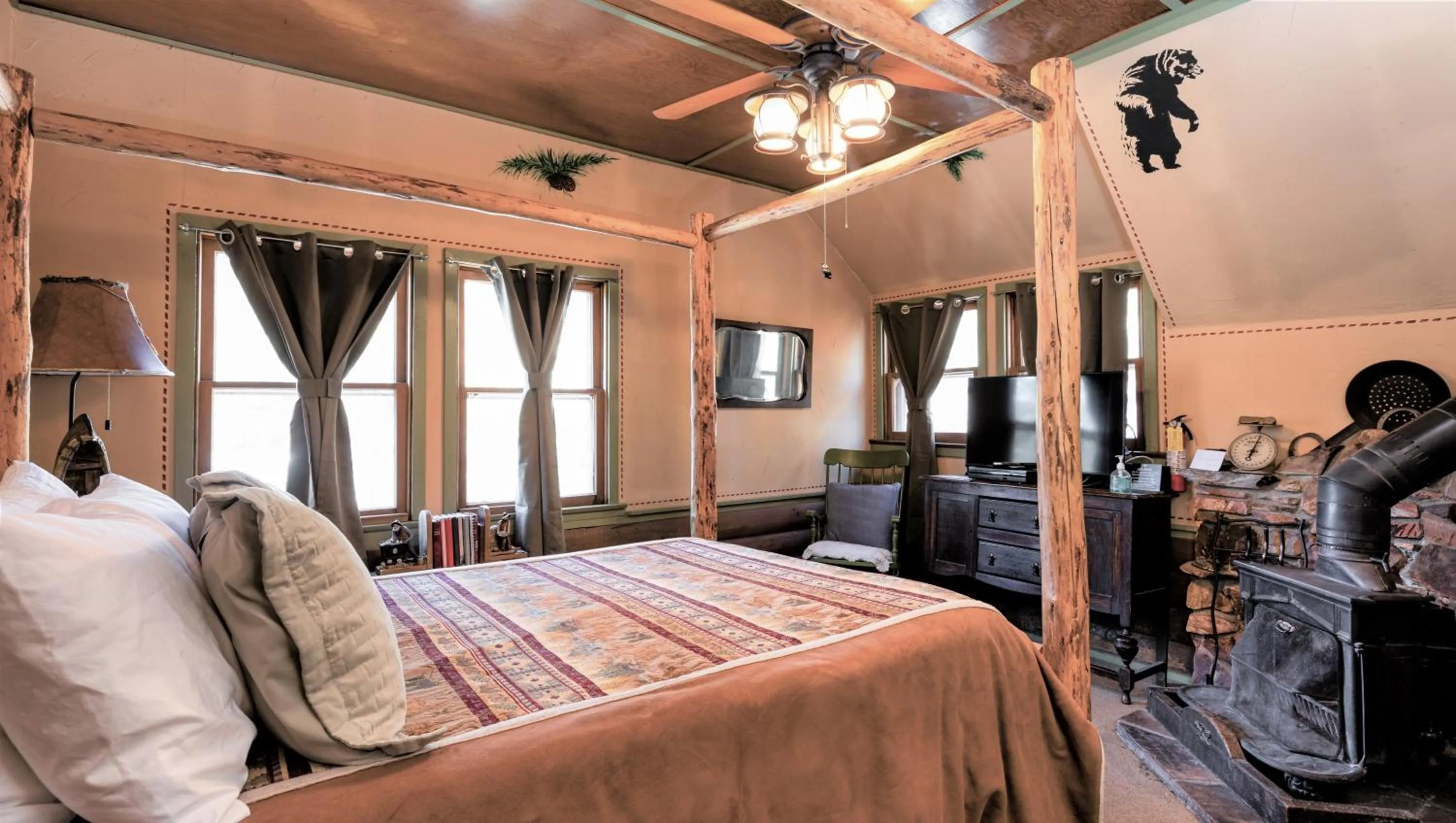Photo of the whole room, Bed in Gold Mountain Manor