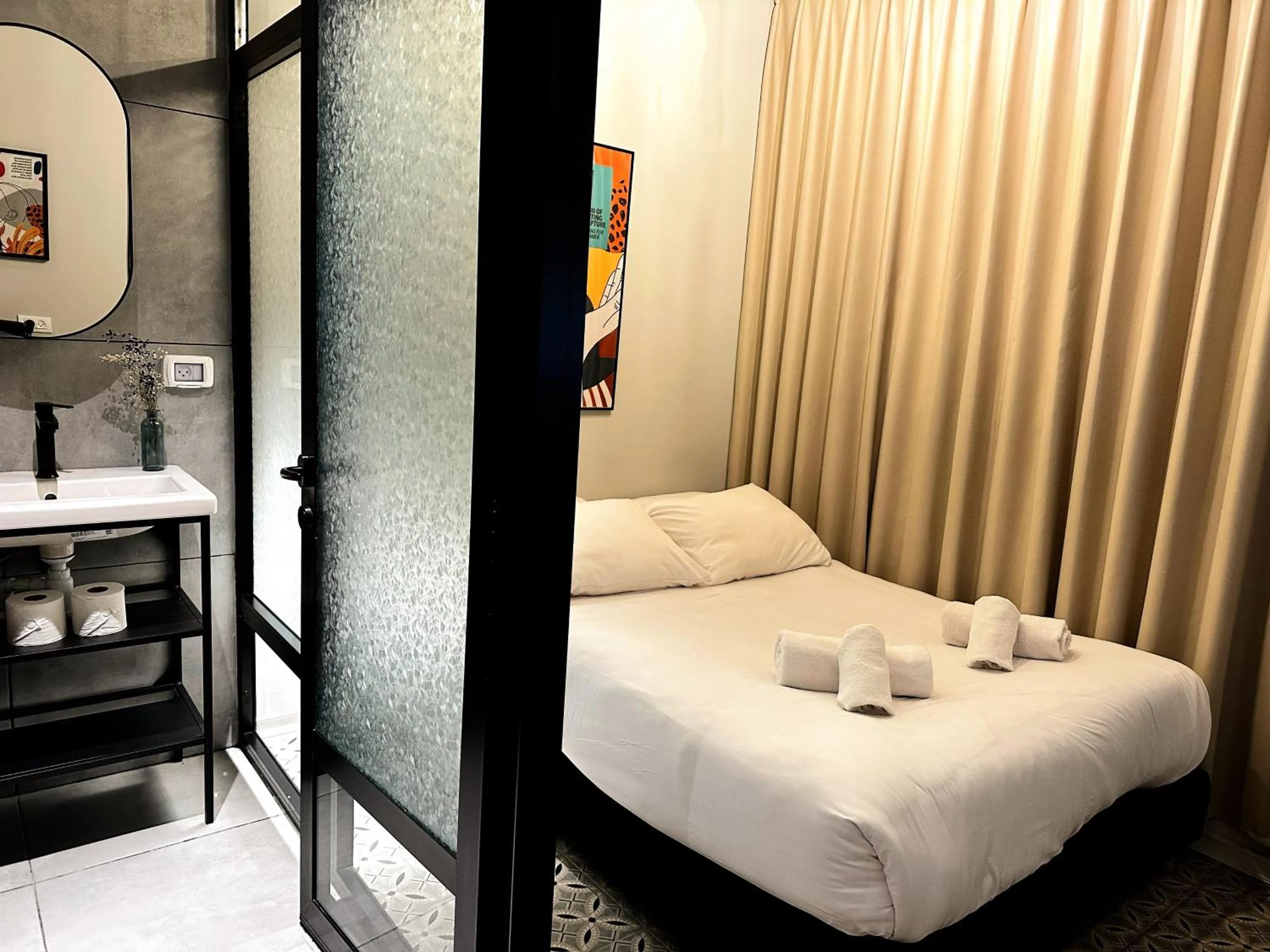 Bathroom, Bed in Levinski Market Hotel