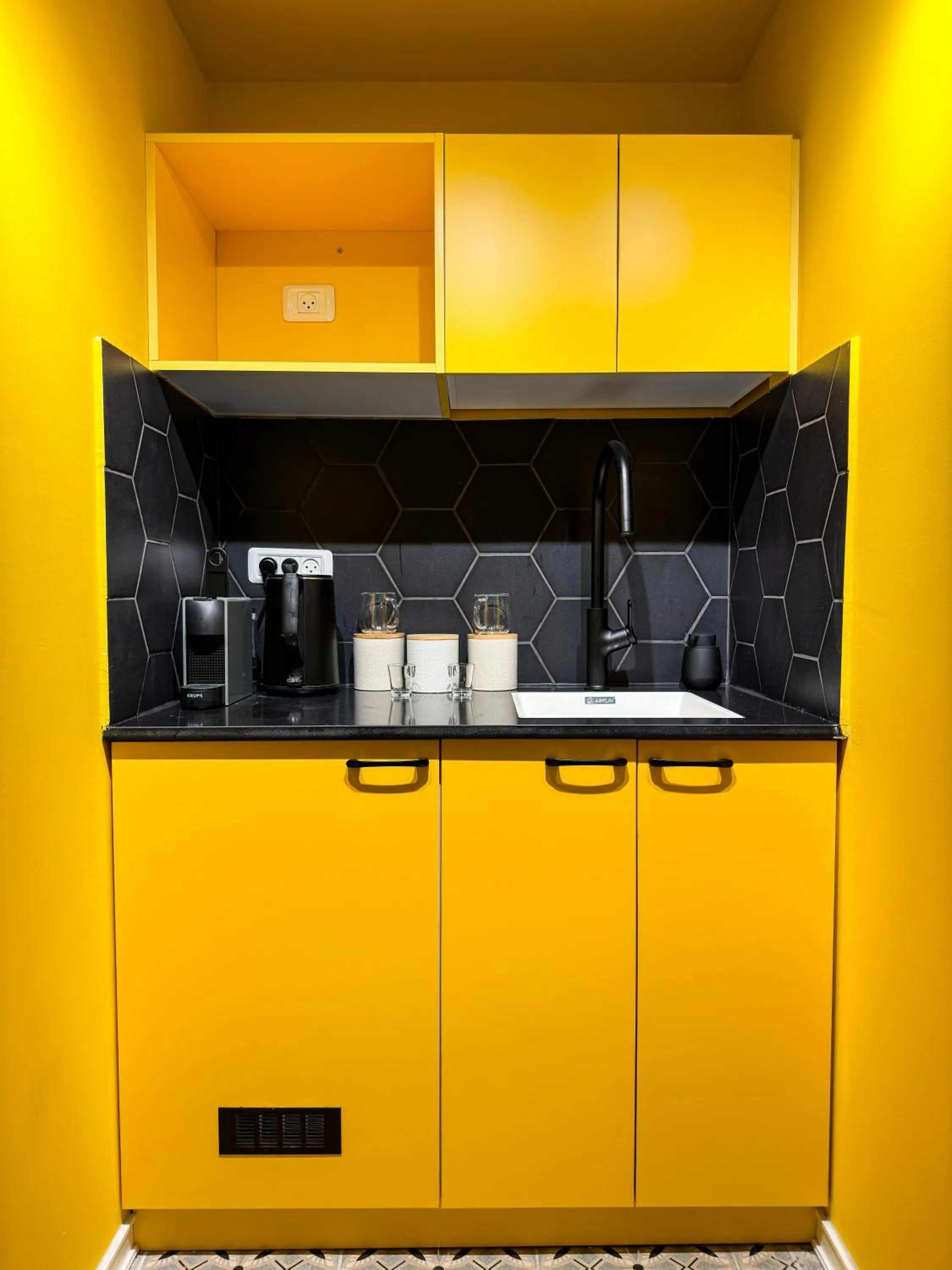 kitchen in Levinski Market Hotel