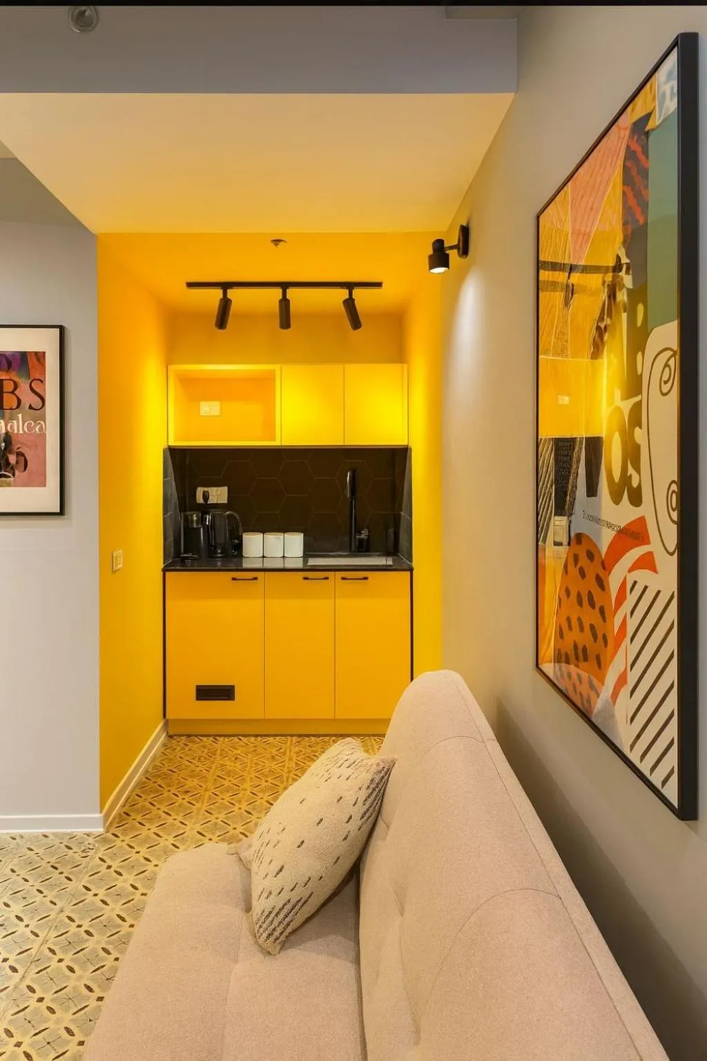 TV and multimedia in Levinski Market Hotel