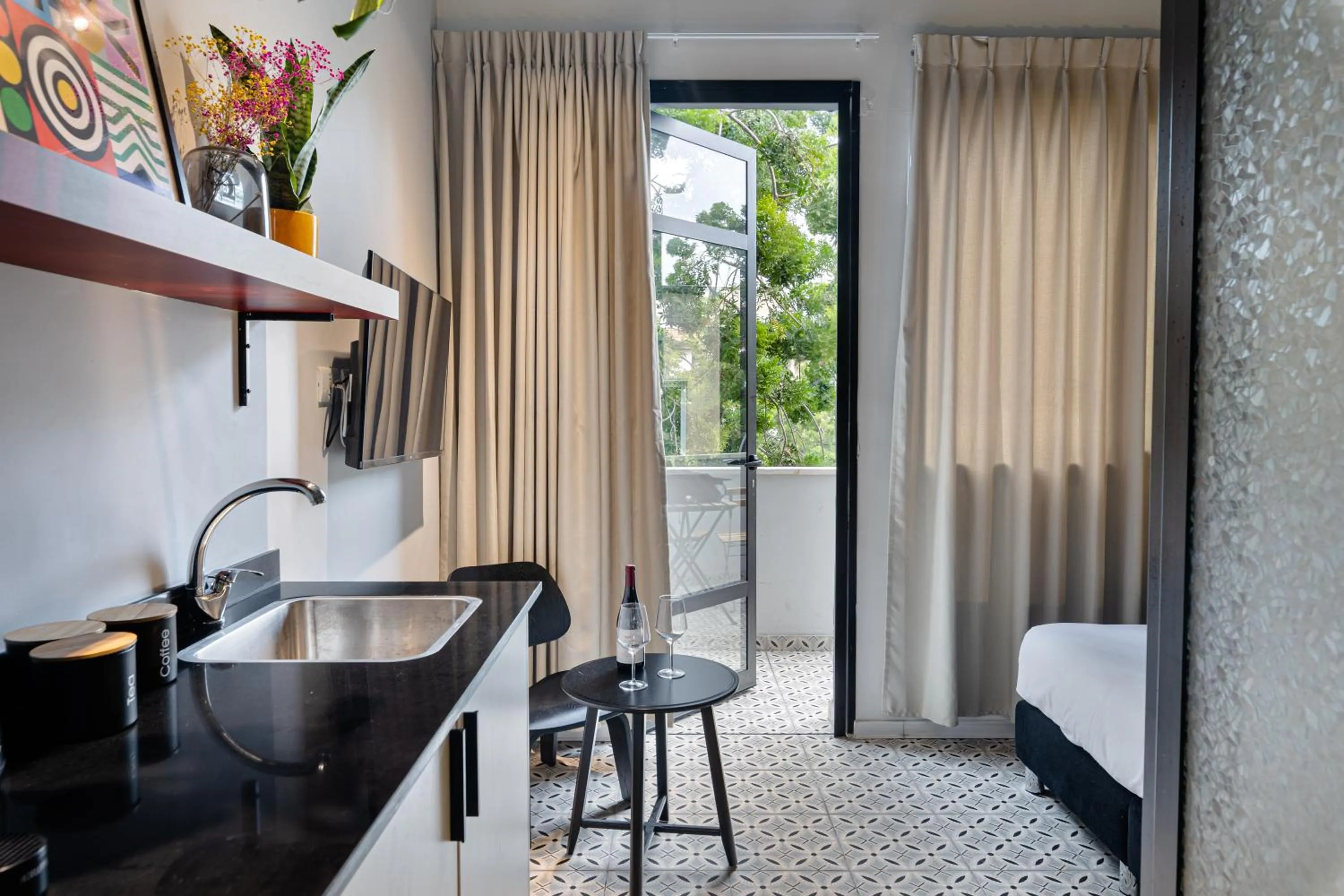 Balcony/Terrace, Bed in Levinski Market Hotel