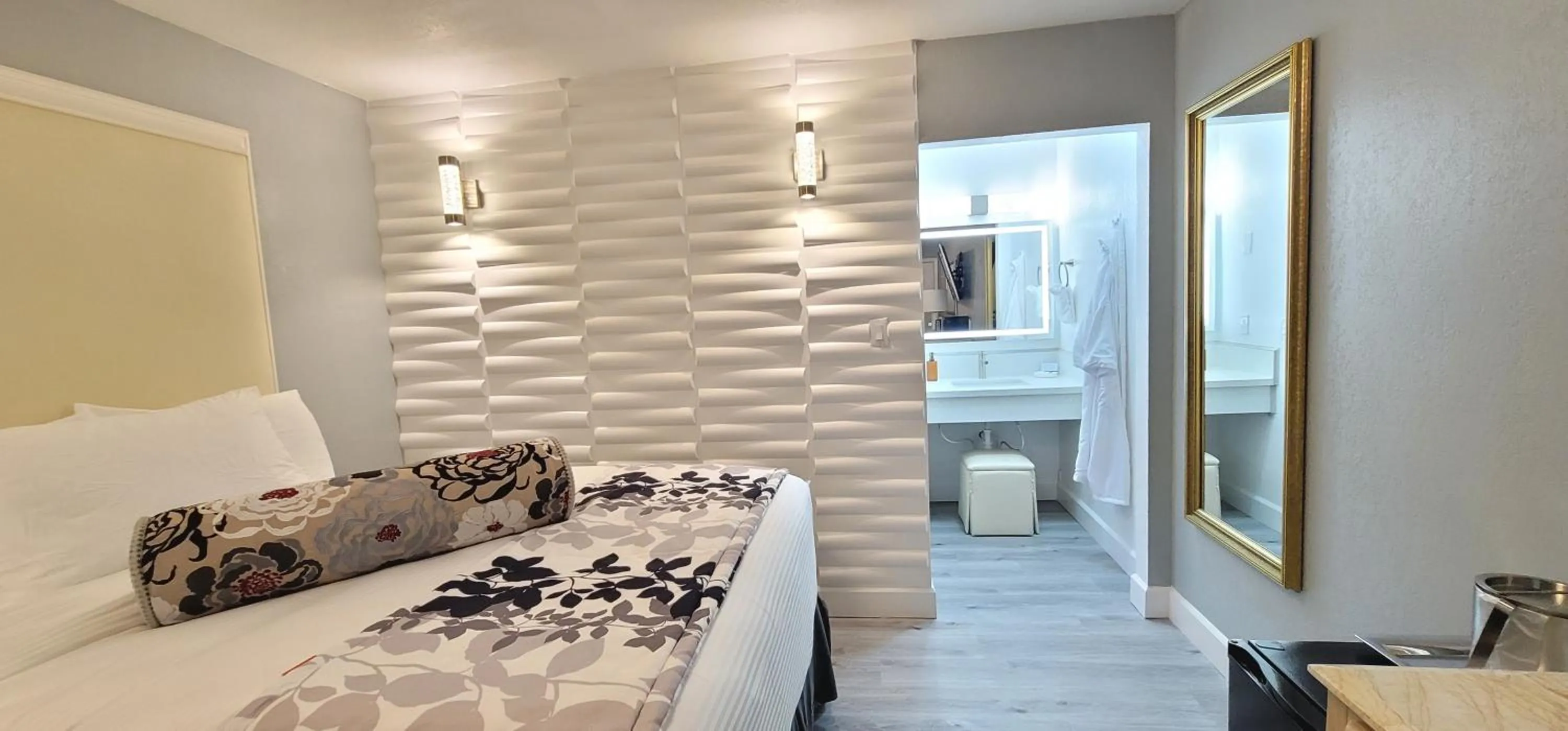 Bed in Dragonfly Inn & Suites