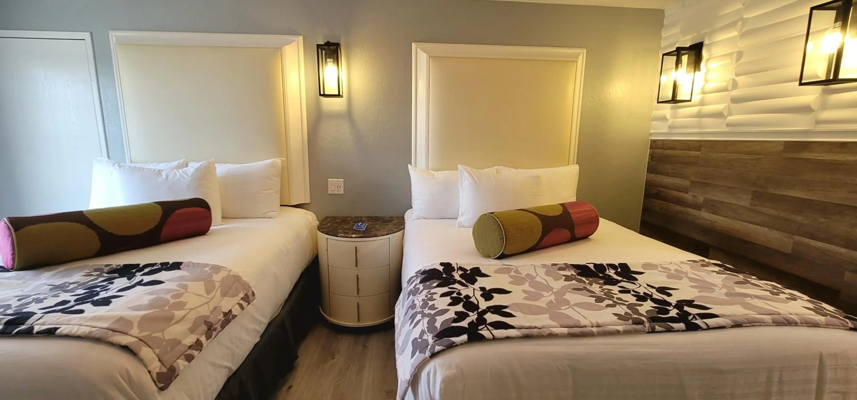 Bed in Dragonfly Inn & Suites