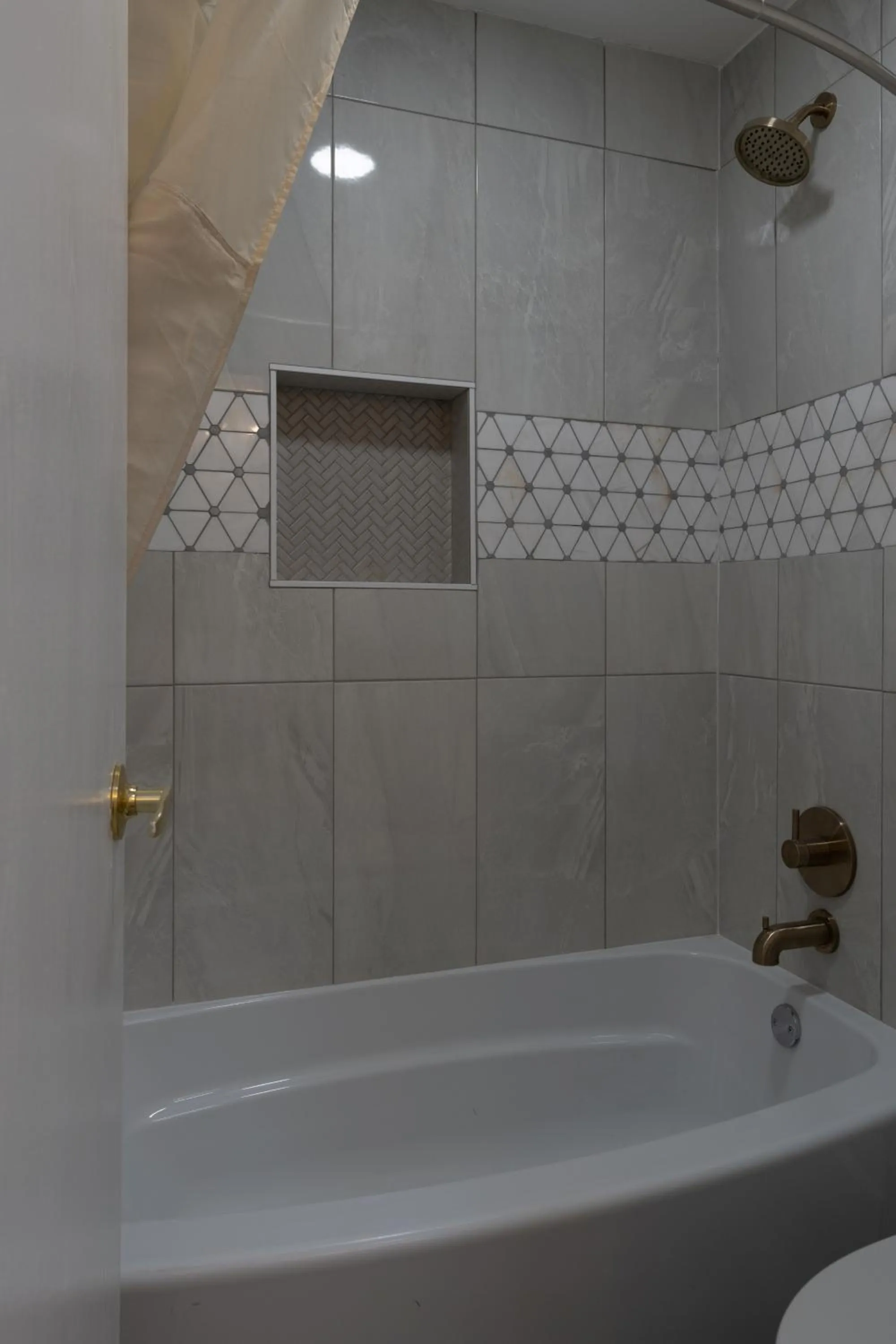 Shower in Dragonfly Inn & Suites