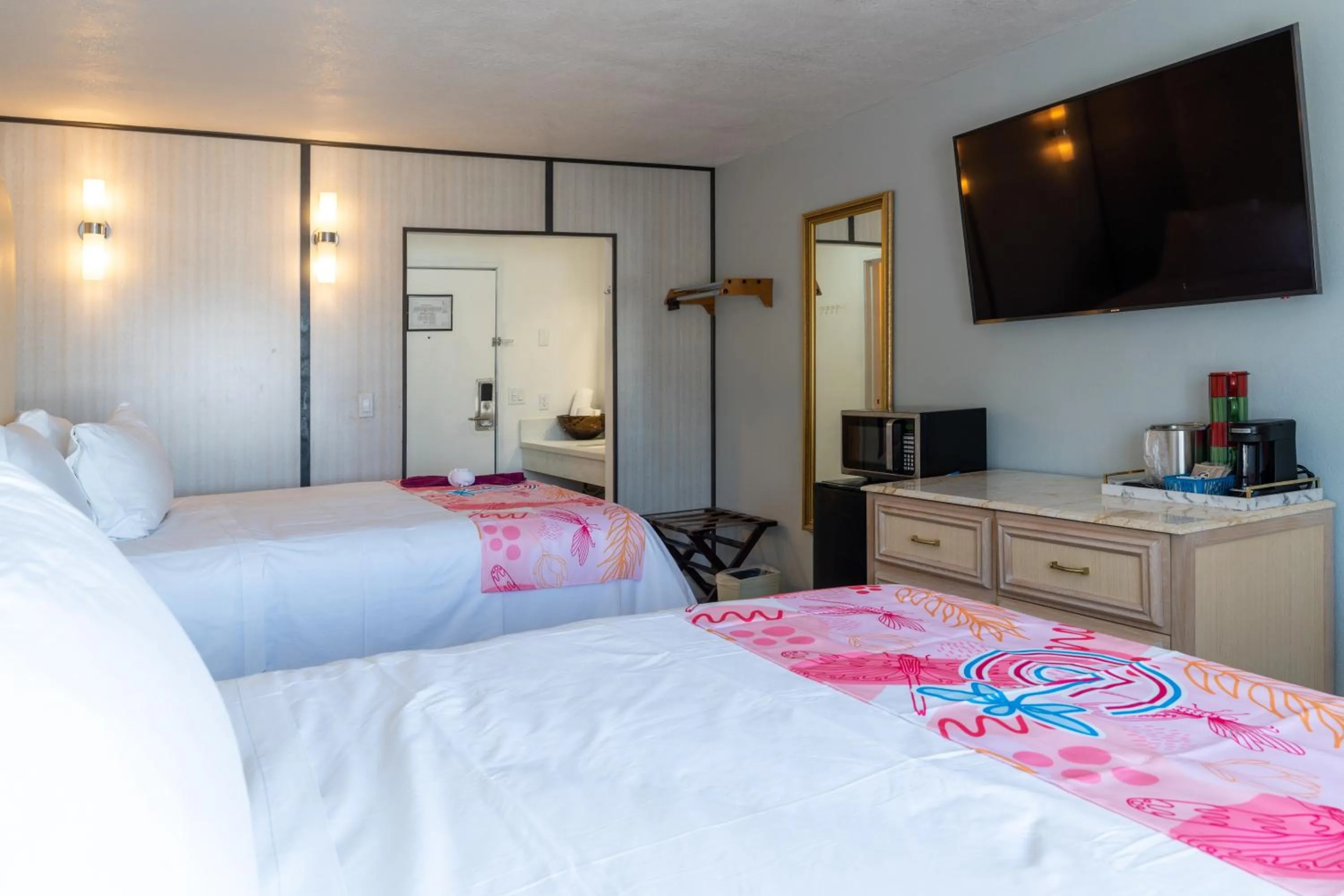 Bed in Dragonfly Inn & Suites