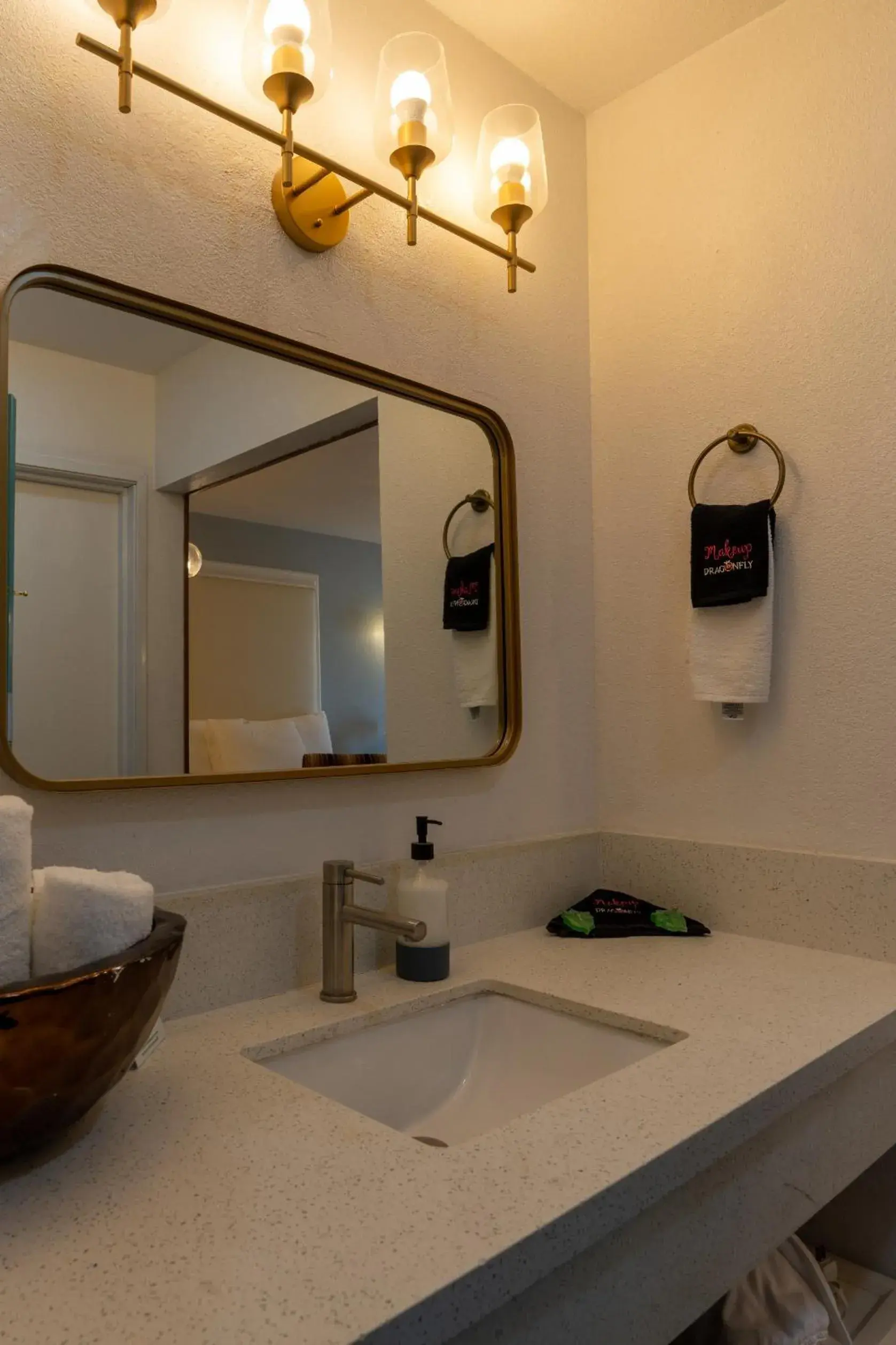 Standard Single Room - single occupancy in Dragonfly Inn & Suites Standard Single Room - single occupancy in Dragonfly Inn & Suites