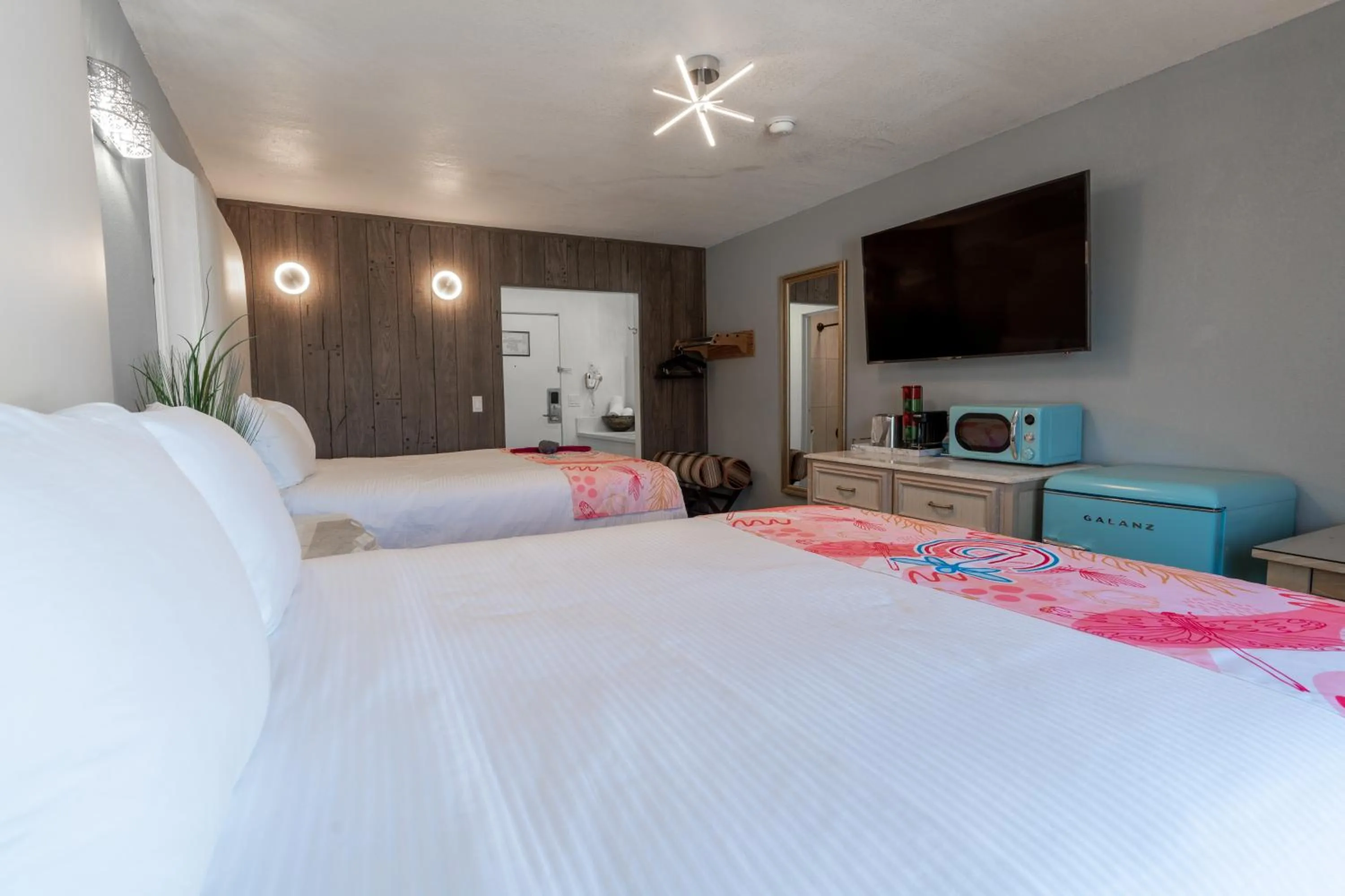 Communal lounge/ TV room, Bed in Dragonfly Inn & Suites