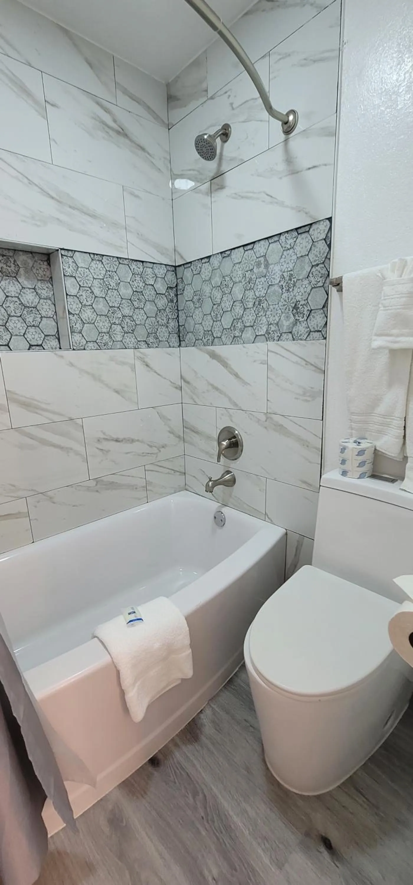 Shower in Dragonfly Inn & Suites