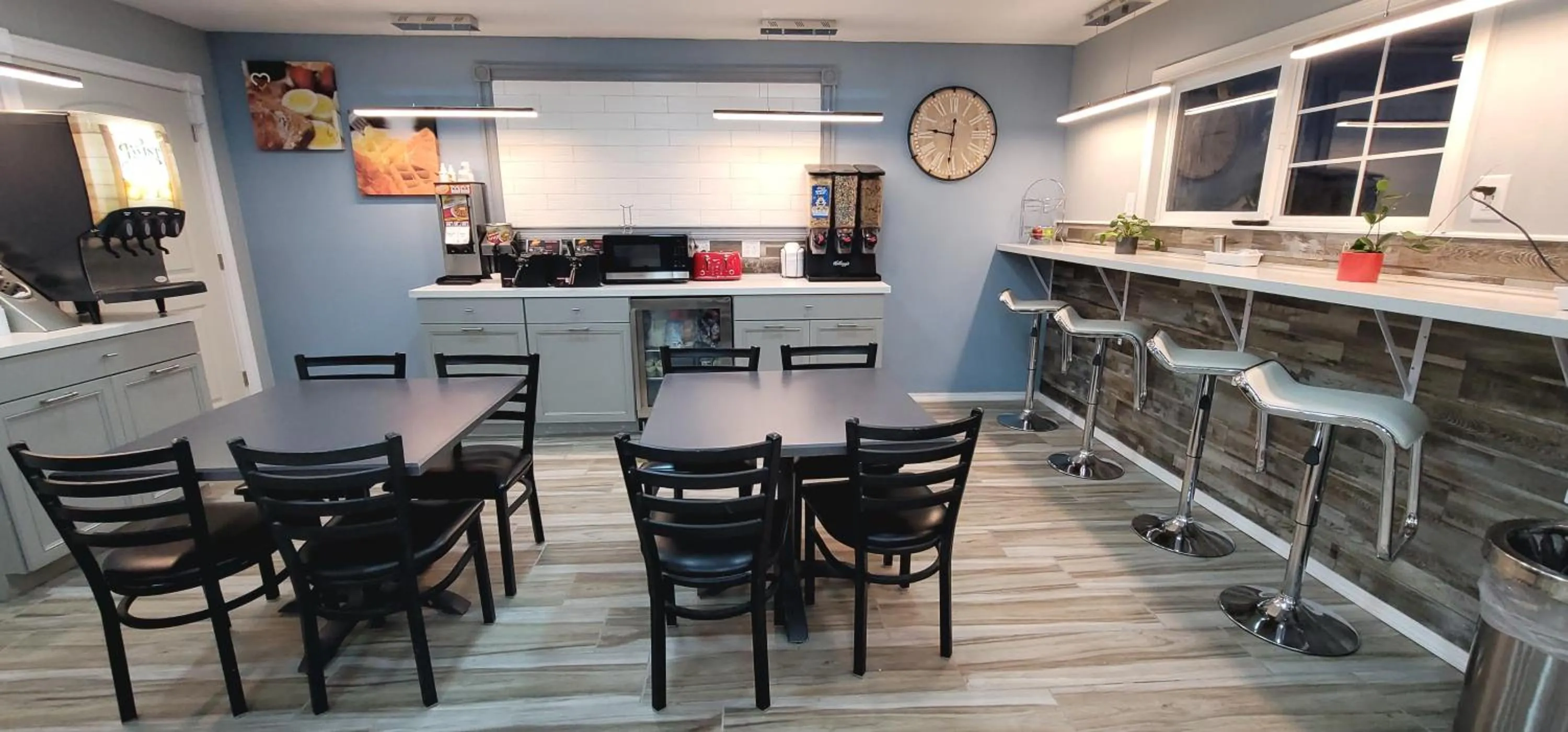 Seating area in Dragonfly Inn & Suites