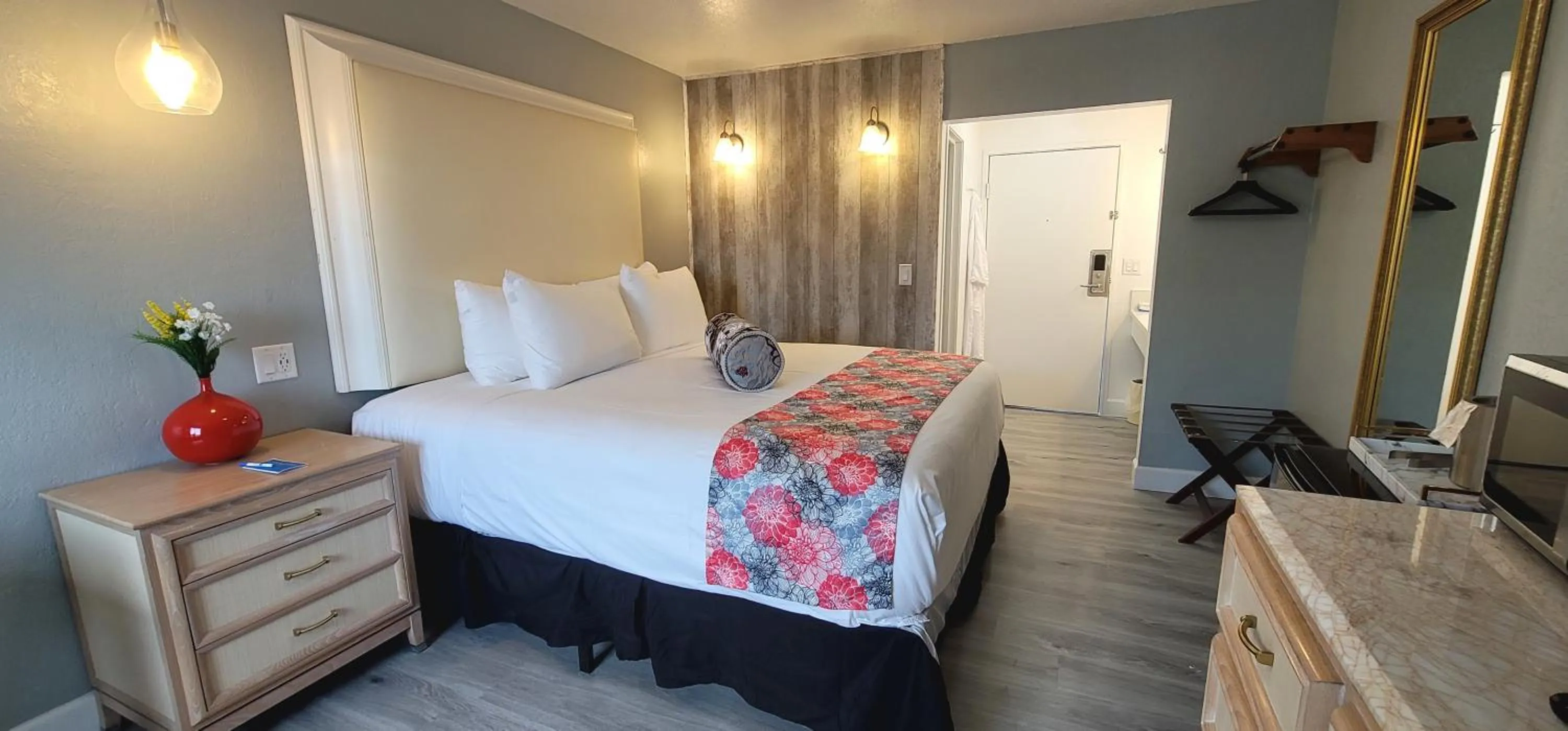 Bedroom, Bed in Dragonfly Inn & Suites