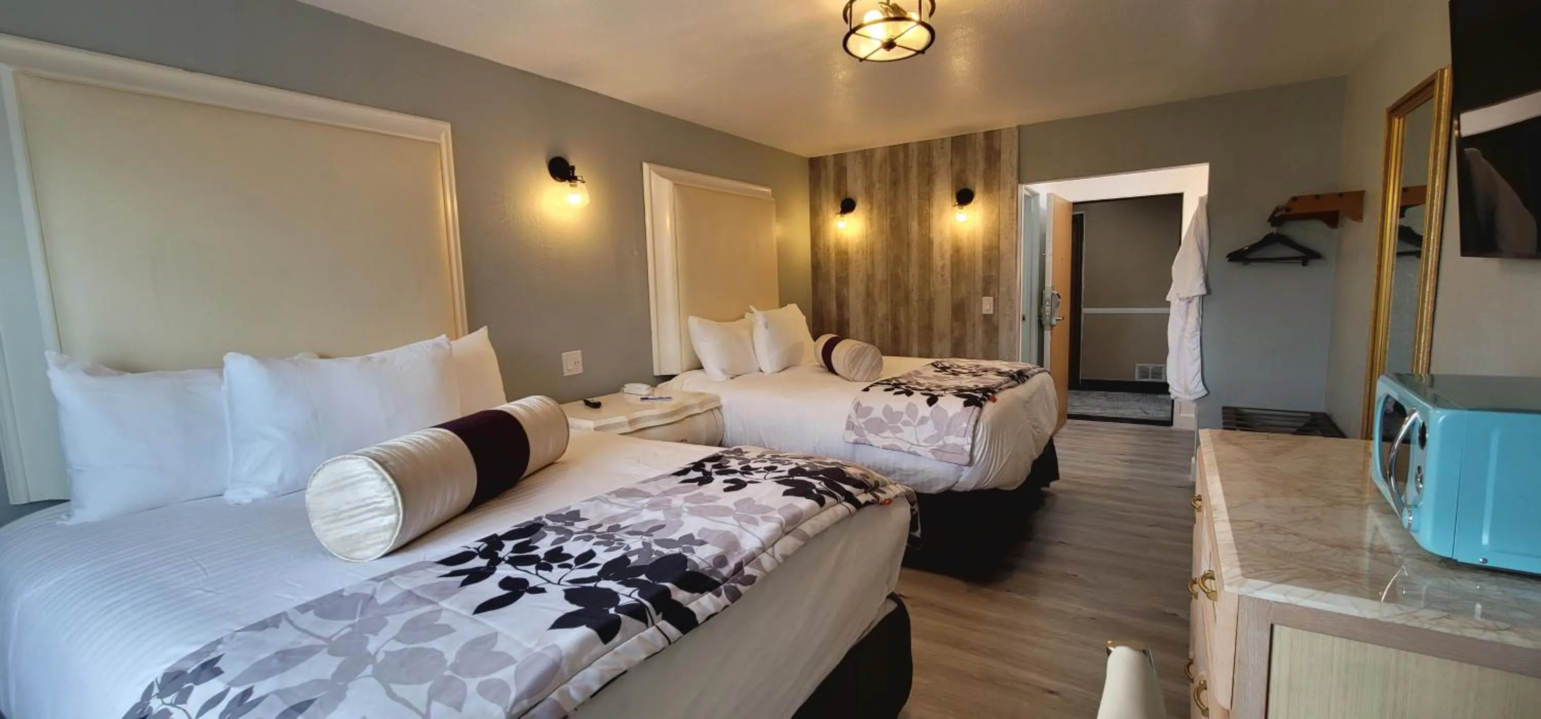 TV and multimedia, Bed in Dragonfly Inn & Suites