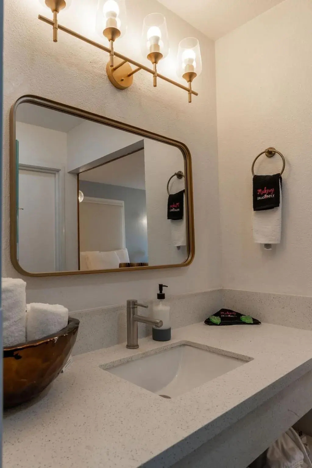 Deluxe Suite in Dragonfly Inn & Suites Deluxe Suite in Dragonfly Inn & Suites