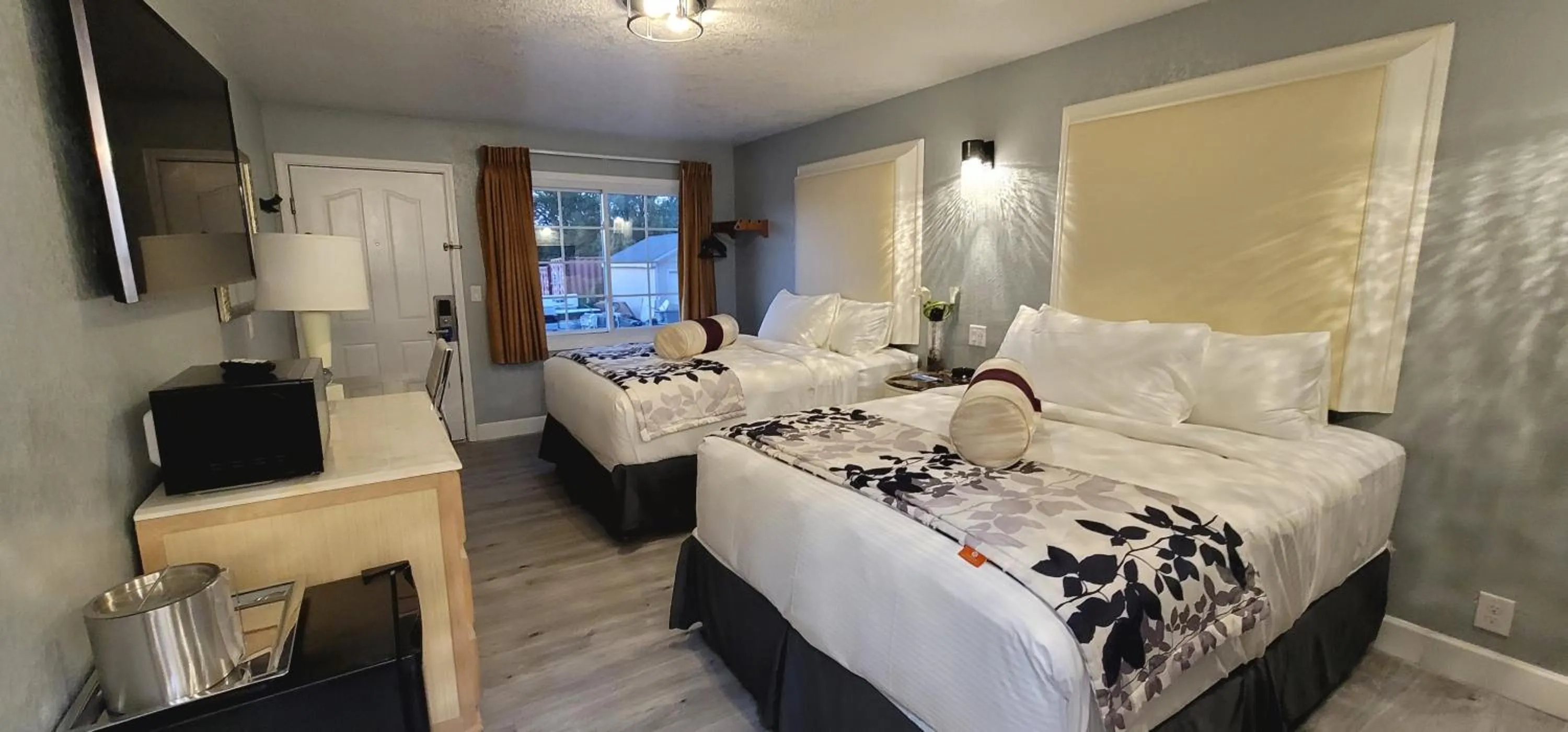 Bed in Dragonfly Inn & Suites