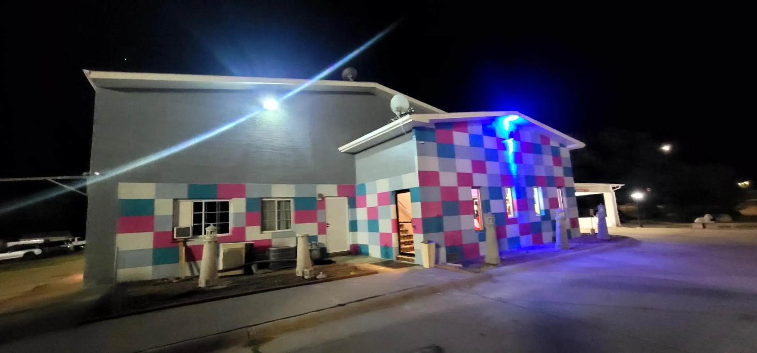 Property building in Dragonfly Inn & Suites