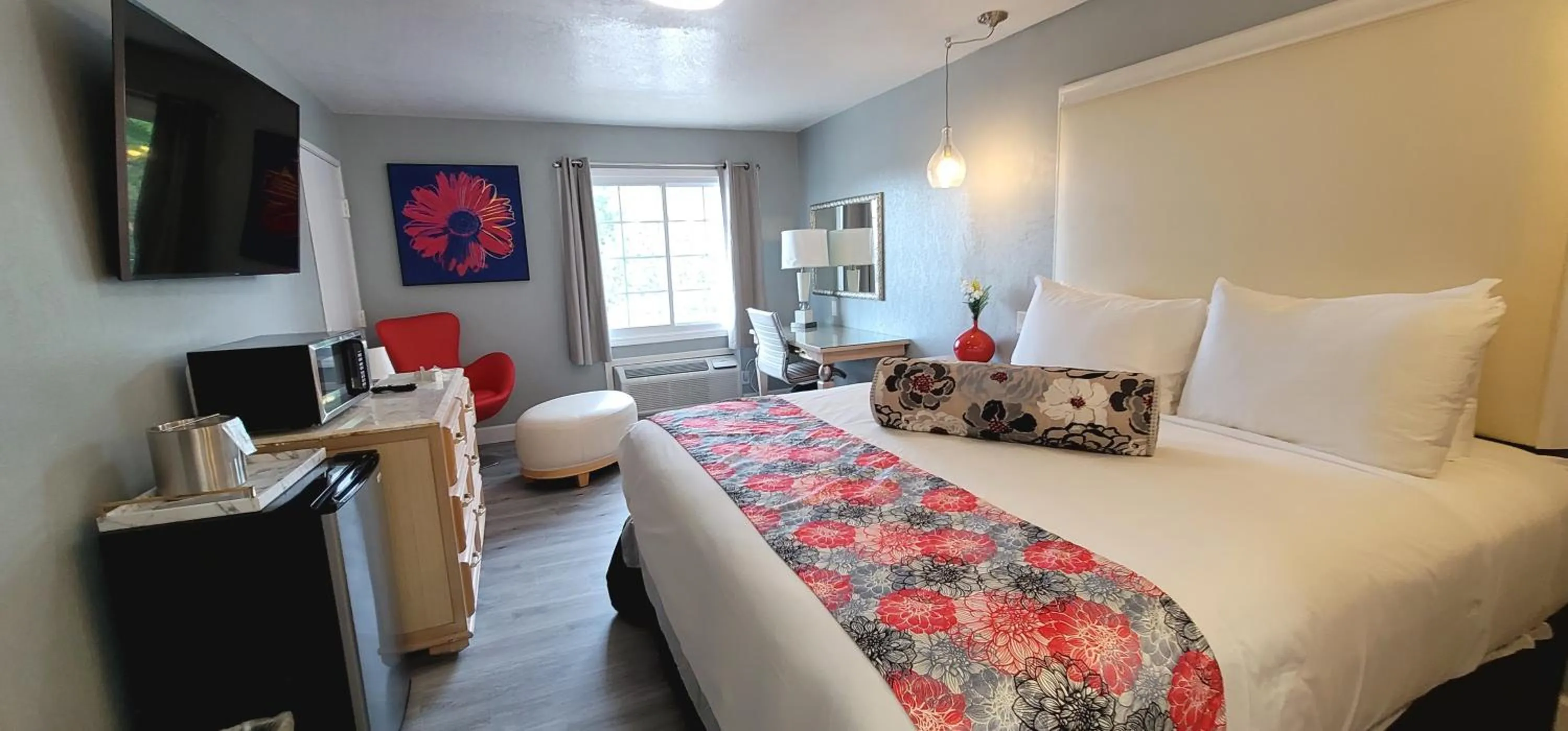 TV and multimedia, Bed in Dragonfly Inn & Suites