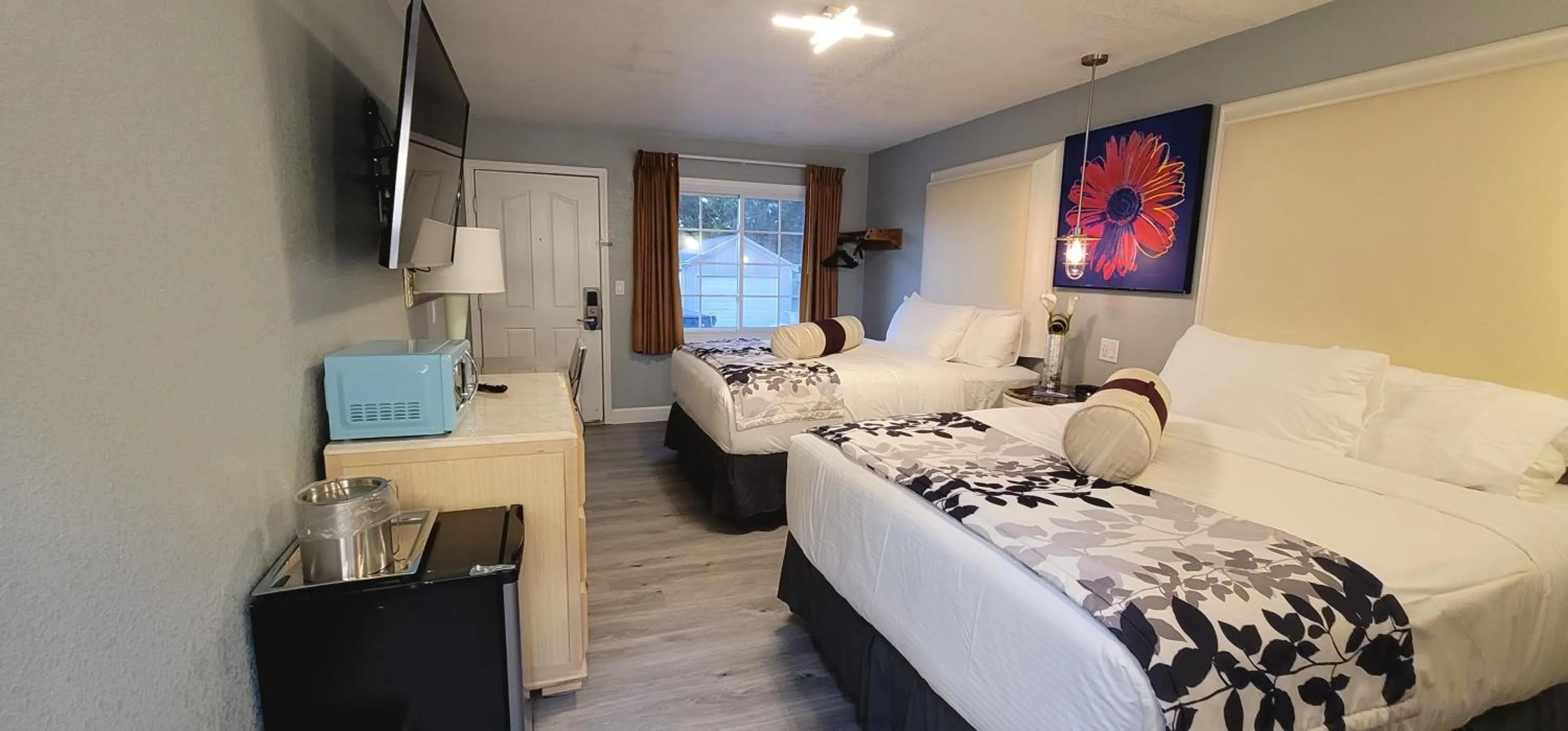 Bedroom, Bed in Dragonfly Inn & Suites