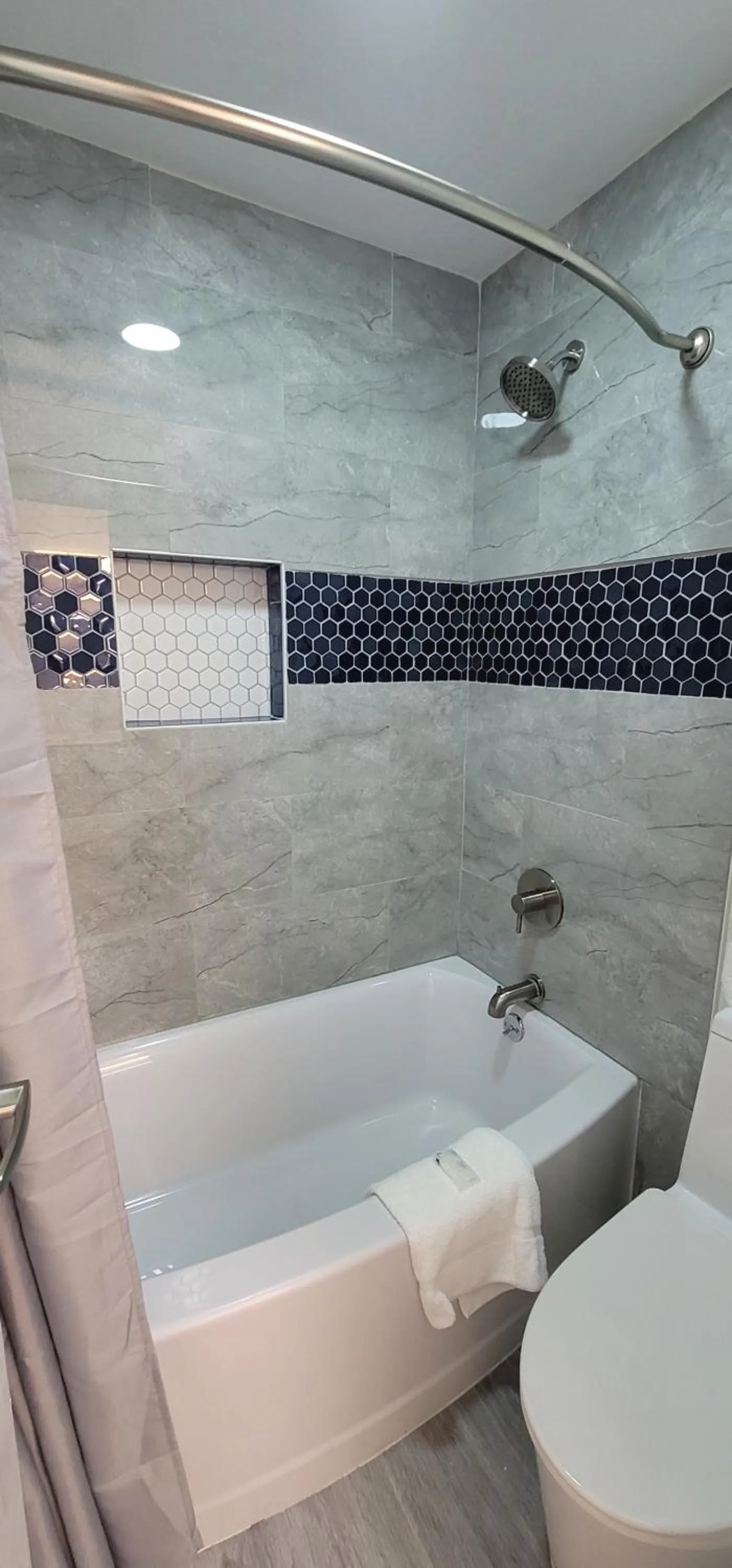 Shower in Dragonfly Inn & Suites